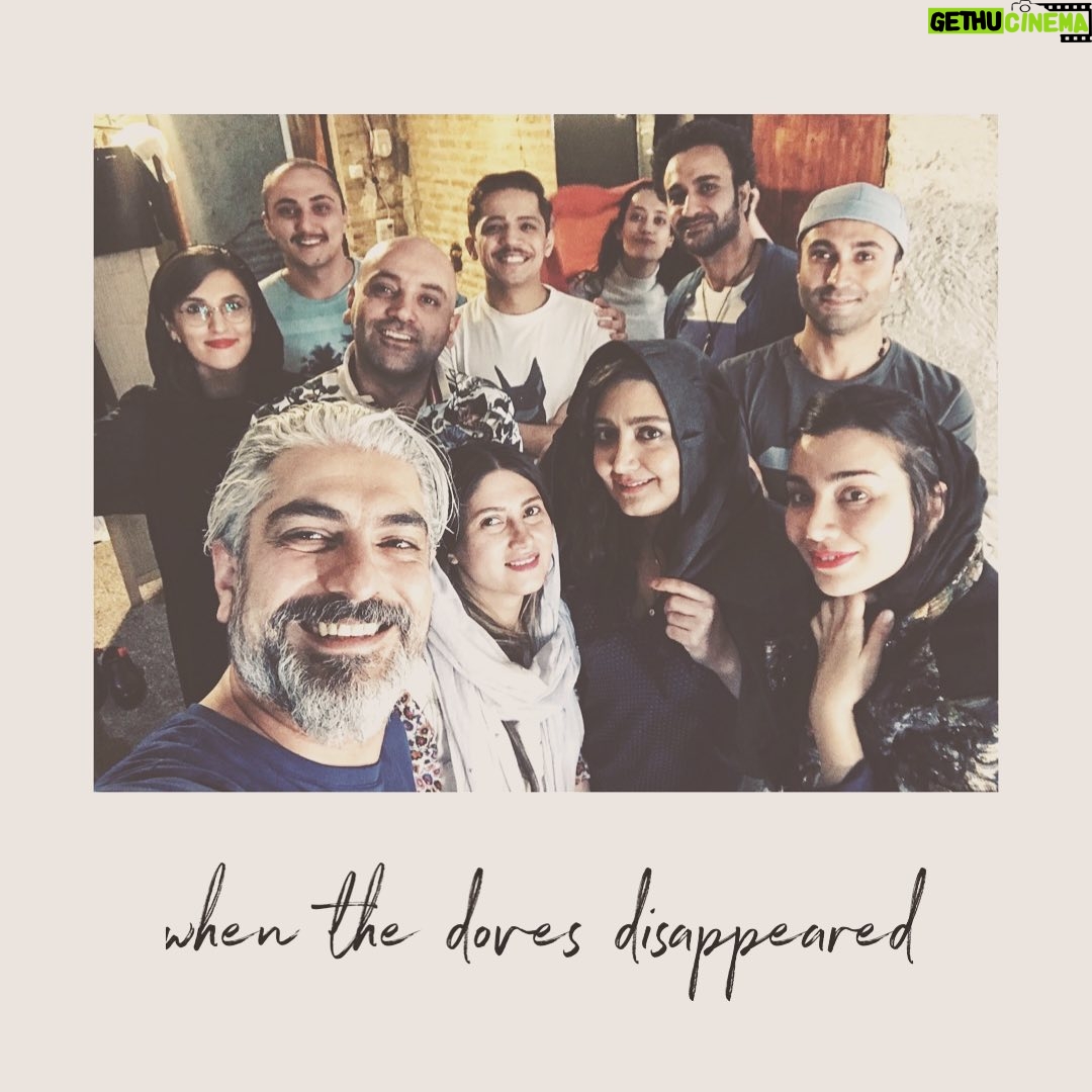 Mehdi Pakdel Instagram - . سروان پُرکُف: قهرمانو خودت ساختی، پس خودتم بکشش رفیق. . همراه با گروه بینظیر “وقتی کبوترها ناپدید شدند” . ساعت ۲۱، تیاتر مستقل تهران . خرید بلیت از سایت تیکیت @mytik8 تئاتر مستقل تهران