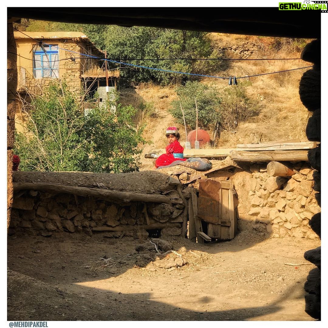Mehdi Pakdel Instagram - روز جهانی کودک مبارک. . همه با هم باید تلاش کنیم تا دنیا جای بهتری برای کودکان و نسل بعد باشه. کاش روزی بیاد که هیچ کودکی صدای شلیک هیچ گلولهایرو نشنوه. به امید آن روز