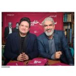 Mehdi Pakdel Instagram - . پیش از آنکه با خود گروس آشنا شوم با شعرهایش او را شناختم. در روزگاری که همه بر طبل جنگ می‌کوبیم (از یک تصادف ساده تا تعدی به خاک و جان مردمان اوکراین) گروس دغدغه‌هایش و جهان‌بینی‌اش را با شعر می‌گوید. از خاورمیانه با صلح و آشتی می‌گوید. ما ملتی هستیم که صدها سال استبداد و استعمار را با شعر و شاعری پشت سر گذاشته‌ایم. تنها سلاح ما شعر است و این را گروس خوب می‌داند و خوب می‌گوید و انتقال می‌دهد. باید مثل همیشه، چون اجدادمان به شعر پناه ببریم. کتاب سه‌گانه خاورمیانه را سال گذشته به همت رادیو گوشه و نشر چشمه ضبط کردیم و کارن همایون‌فر عاشقانه موسیقی‌اش را کار کرد. امیدوارم در این دوران، این کتاب صوتی مرهمی باشد بر گوش‌ و جان‌مان. عکس @soroushmn_ #سه_گانه_خاورمیانه #گروس_عبدالملکیان #کارن_همایونفر #مهدی_پاکدل #نشر_چشمه
