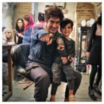 Mehdi Pakdel Instagram - شب گذشته با آقا پارسای گل(مهمان یکی از اعضای گروه) که با کمی تلاش کاملاً شبیه رومئو شده بود، چه بسا بهتر و عالی‌تر. #رومولیت #رومولیت_عاشقانه #مهدی_پاکدل #مصطفی_کوشکی #تئاتر_مستقل_تهران تئاتر مستقل تهران