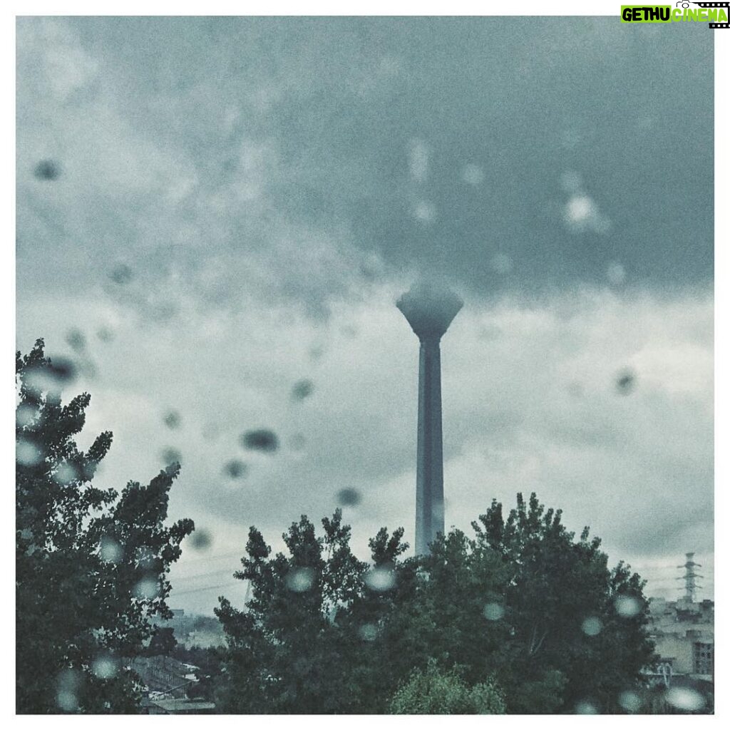 Mehdi Pakdel Instagram - . وقت‌هایی که تهران این حالیه، انگار نه انگار تو این شهر گم شدیم. #بارون #بهار #تهران Tehran, Iran