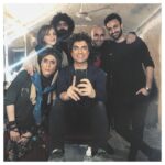 Mehdi Pakdel Instagram - این‌شب‌ها پشت صحنه نمایش #رومولیت با همراهان درجه یک. ممنونم از استقبال بی‌نظیرتون. با حضور گرم و پر‌مهرتون در شب‌های آتی هم می‌ترکونیم. #تئاتر_مستقل_تهران @mytik8 تئاتر مستقل تهران