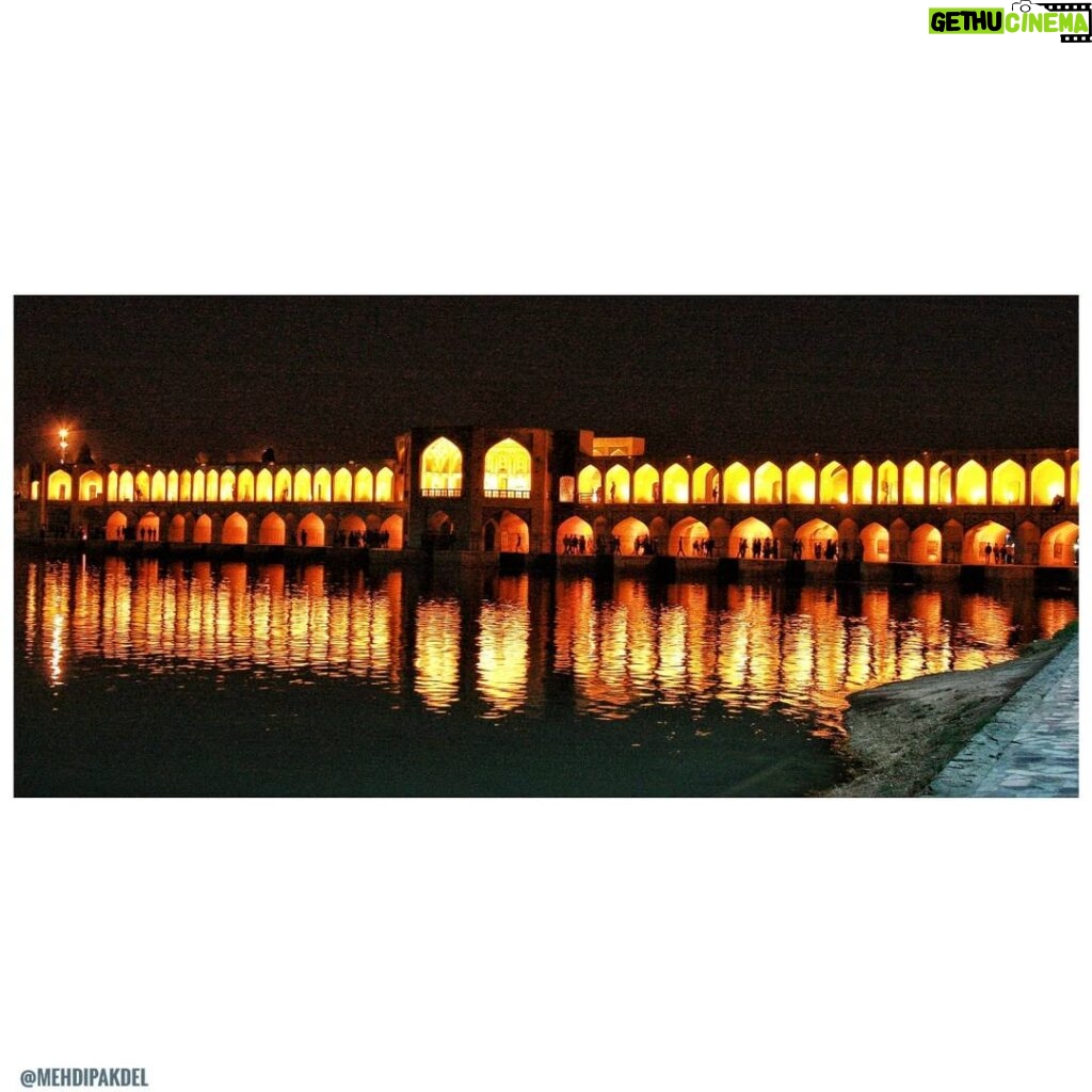 Mehdi Pakdel Instagram - . چهارده سال پیش که این عکسو گرفتم، به خاطر نور قرمز و انعکاسش روی آب، تقریبا هر کسی که عکسو می‌دید، می‌گفت: انگار تو رودخونه خون جاریه! . #زاینده_رود_را_زنده_میخواهم اصفهان، ایران