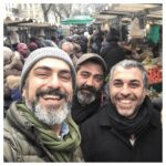 Mehdi Pakdel Instagram - . نقاش، عکاس و کمی گرافیست . رفاقتی بیست ساله این عکس را می‌سازد. هنرستان منتظری، اصفهان، سال هفتاد و شش و حالا پس از سال‌ها، دست روزگار جایی دیگر در این کره‌ی خاکی، ما را گرد هم آورده. اسماعیل نقاشی موفق در پاریس است، بهنام عکاسی درجه یک در هیوستون است و من از دور دستی بر آتش گرافیک دارم البته در تهران عزیزمان. هیچ چیز جز دوستی و رفاقت آن هم از نوع کهنه‌اش، لب‌ها را خندان و دل‌ها را شفاف‌تر نمی‌سازد. امیدوارم فارغ از جغرافیا و مرزبندی‌های من‌در‌آوردی آدمیان، حال دلتون خوب و خوش باشه. سایه‌تون مستدام Paris, France