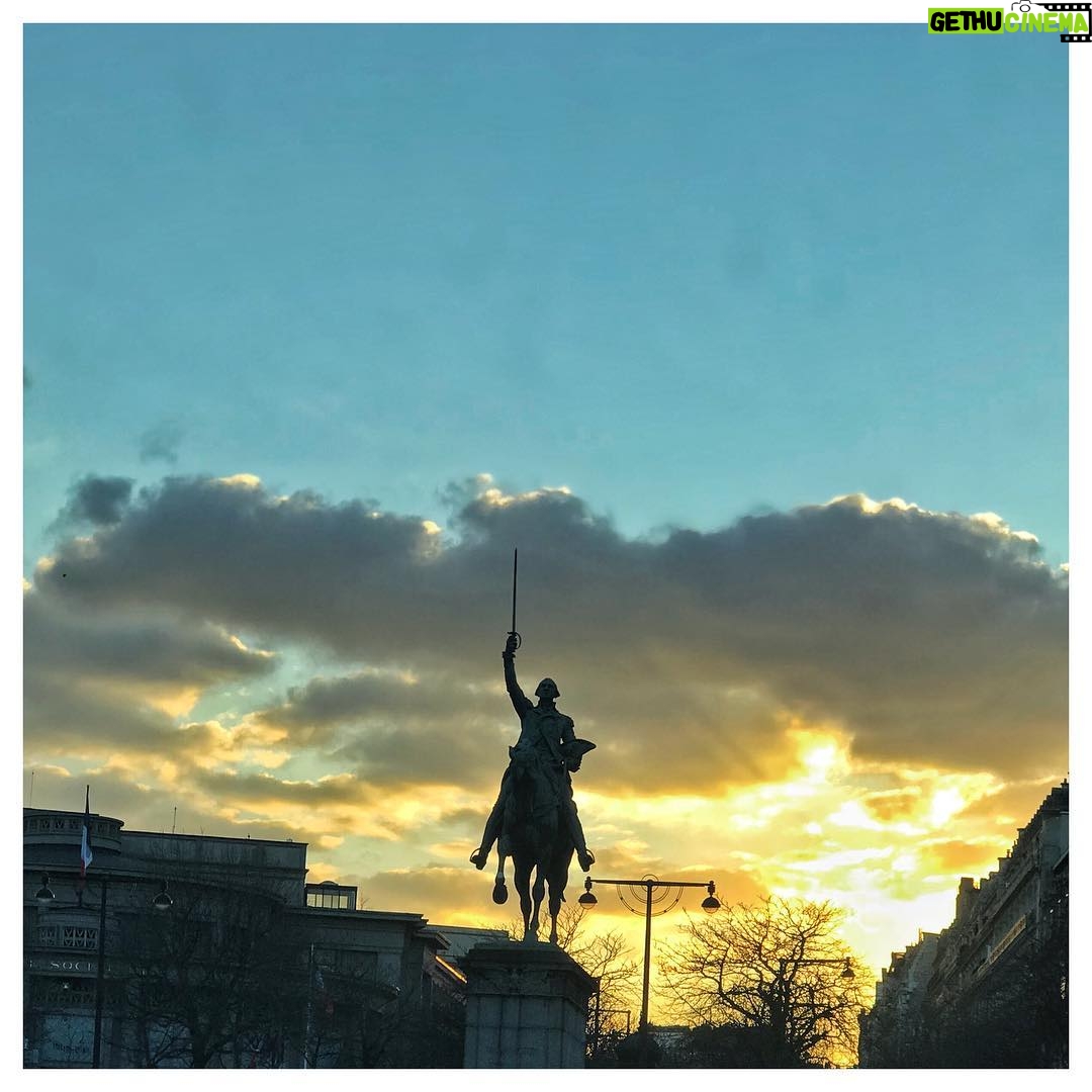 Mehdi Pakdel Instagram - . وقتی غروب را باور داشته باشیم، زیباییهایش را هم خواهیم دید. Paris, France