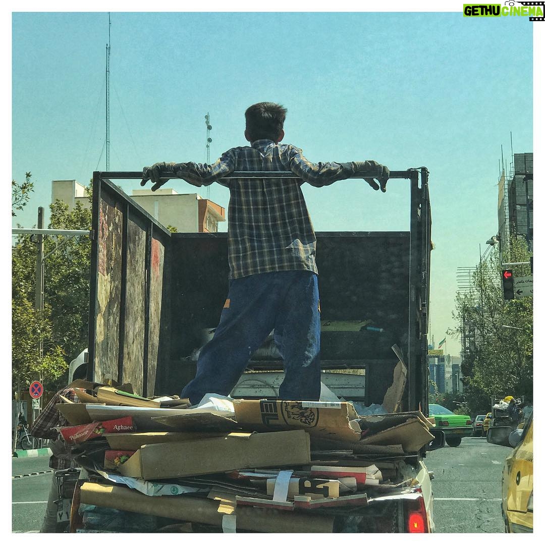Mehdi Pakdel Instagram - . چه سرنوشت غم انگيزى كه كرم كوچك ابريشم تمام عمر قفس مى بافت، ولى به فكر پريدن بود #حسين_منزوى #تهران#تهرانگردى#عكاسى#مردم#ايران#مهرماه #تحصيل#رويا#كودكان#خجالت_خوب_چیزیه