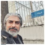 Mehdi Pakdel Instagram - . از روز اول که گروه همگناه دور هم، دفتر کارن فیلم جمع شدیم، از حس و انرژی تیم صد در صد مطمئن بودم که آخر و عاقبت‌مون به خیر میشه و پیش نگاه شما عزیزان شرمنده نمی‌شیم. گروه همگناه فقط یک گروه فیلم‌سازی نبودن بلکه یک خانواده‌ی هم‌دل و صمیمی بودن که تمام تلاش‌شونو برای بهتر بودن و خلاق بودن، انجام دادن. از همین امروز دلم برای این خانواده‌ی نازنین تنگ شده. مراقب خودتون باشین و حتما حتما #ماسک_بزنیم عکس زمان فیلمبرداری که هنوز درگیر کرونا نبودیم برداشته شده.✌