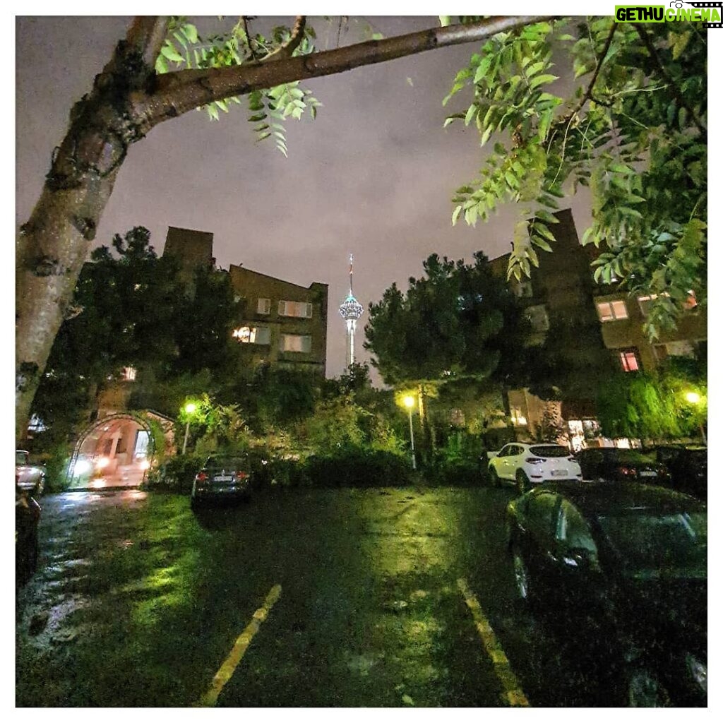 Mehdi Pakdel Instagram - . خاطرات عطر می‌پراکنند وقتی شهر خیس می‌شود. . #تهران #دیشب #باران_پاییزی #برج_میلاد #عکس #موبایلگرافی #شهر #خانه_پدری #باران #رنگ Tehran, Iran