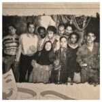 Mehdi Pakdel Instagram - امروز داشتم کشوهای اتاق‌رو مرتب می‌کردم این عکسو پیدا کردم. صدای اولین بارون پاییزی و حس‌و‌حال این عکس من‌رو برد به اون دورانی که همه‌چی یه جور دیگه بود. مخصوصاً خنده‌هامون. دقیق نمی‌دونم عکاس این عکس کیه(فکر کنم مسعود برادرم) ولی به هر حال هر کی بوده دستش درد نکنه. این عکس مربوط به پشت‌صحنه‌ی نمایش سیاها هستش. سال ۱۳۷۸. تئاتر شهر. خانه‌ی خورشید. اسامی هم به ترتیب از چپ به راست اینجوریه: پویا رادی، امید عباسی، نادر فلاح، عاطفه تهرانی، حامد محمدطاهری، نوید هدایت‌پور، آزاده مؤیدی‌فر، علی کاظمیان، زنده‌یاد مجید بهرامی و بنده(غیر از اینکه چقدر خردسال بودم معلومه خیلی هم گرسنه بودم) . پی‌نوشت: کاش این باروون بشوره ببره اخم‌های رو صورتامونو. . #تئاتر #تئاتر_شهر #خانه_خورشید #صد_سال_پیش #سیاها #هزار_افسان #ما #باروون