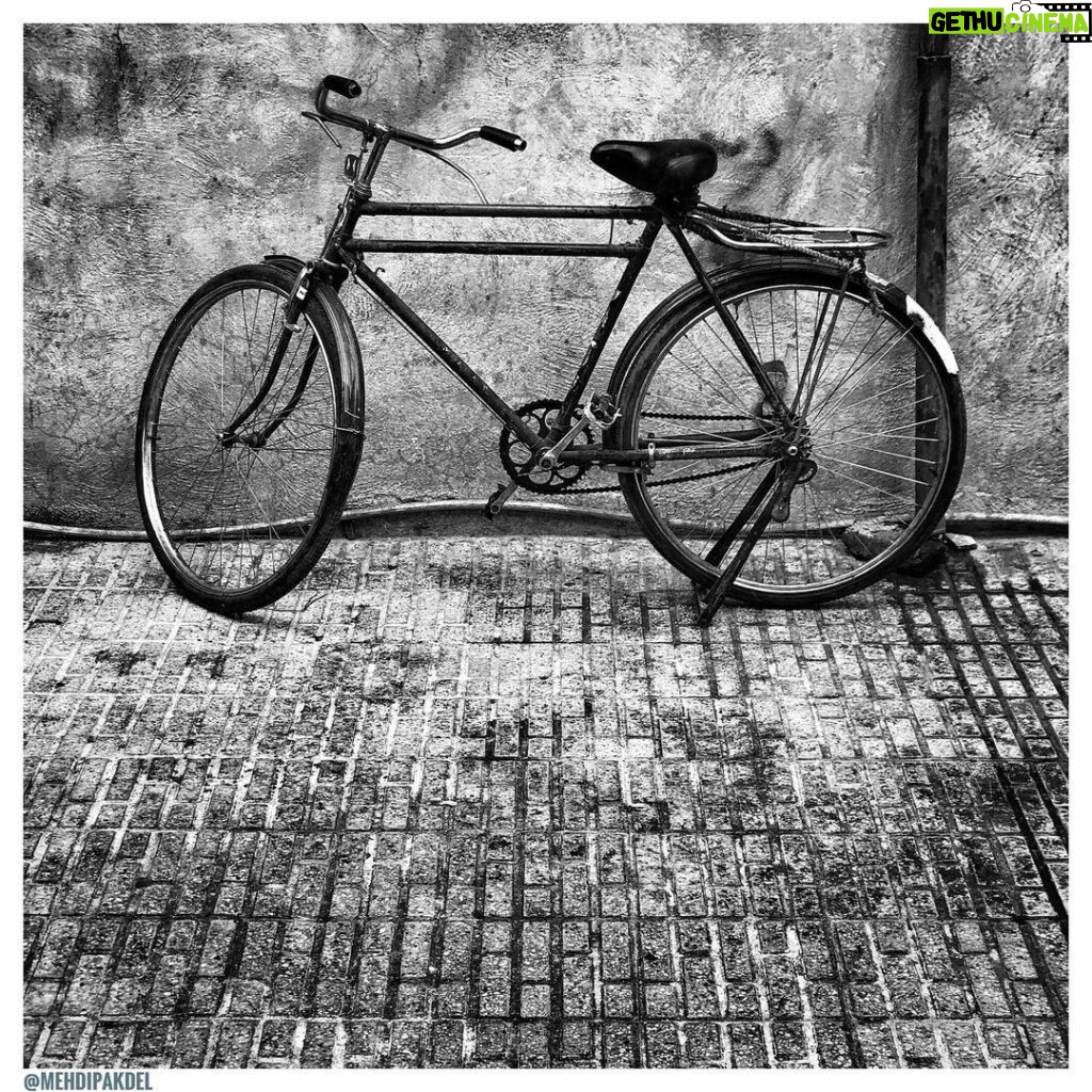 Mehdi Pakdel Instagram - . دوچرخه‌ی یخ‌زده فکرهایی در سر دست‌هایی در جیب و تابستانی که تمام نمی‌شود. . #عکس #عکاسی #سیاه_سفید #ایران #تهران #هزارافسان #هم_گناه