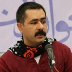Mehran Modiri Instagram - مهران مدیری ۳۱ سال بعد از اجاره‌نشین‌ها پایگاه خبری گُلوَنی، رضا ساکی: سینمای اجتماعی این نیست که یک سری آدم معتاد را نشان بدهیم که در هم می‌لولند. موضوع سینمای اجتماعی لزوما اعتیاد نیست. سینمای اجتماعی لزوما در جنوب شهر و حلبی‌آباد‌ها شکل نمی‌گیرد. سینمای اجتماعی لزوما نشان دادن سقط جنین نیست. سینمای اجتماعی لزوما زن دوم و طلاق عاطفی نیست. سینمای اجتماعی می‌تواند درباره بکارت هم نباشد. می‌شود فیلم اجتماعی ساخت و کسی را در آن نکشت. بدون چاقو و خشونت می‌شود از جامعه درهم و برهم گفت. بدون شعار می‌شود از شعارزدگی گفت. بدون زن بدکاره و مرد بدکاره می‌شود از کار بد گفت. بدون نزول‌خوار می‌شود از نزول گفت. بدون نشان دادن مهاجرت می‌شود از فرار مغزها گفت. همه اینها را که کنار بگذاریم به فیلم محترم «ساعت پنج عصر» می‌رسیم. جایی که مهران مدیری کارکشته، در نخستین فیلم بلندش راهش را از سینمای اجتماعی سینمای ایران جدا می‌کند و مسیر جدیدی را پیش رو می‌نهد. «ساعت پنج عصر» ۳۱ سال پس از «اجاره نشین‌ها» کام ما را از سینمای اجتماعی شیرین می‌کند. ساعت پنج عصر بی‌شک اجتماعی‌ترین و سیاسی‌ترین فیلم‌ دهه‌های اخیر است. فیلمی بدون ذوق‌زدگی، بدون آکروبات‌بازی با دوربین، بدون مسخره‌بازی با دکوپاژ، بدون دیالوگ‌های پاره و بدون پایان باز. ساعت پنج عصر فیلمی است که وقتی شروع می‌شود شروع می‌شود. یعنی آغاز فیلم با آغاز قصه یکی است. ساعت پنج عصر فیلمی تمیز است درباره چرک. درباره دمل. درباره دمل‌های جامعه و جامعه دمل. مهران مدیری ساعت پنج عصر را نساخته است که ثابت کند کارگردان است او این فیلم را ساخته است تا بگوید: بفرمایید سینمای اجتماعی