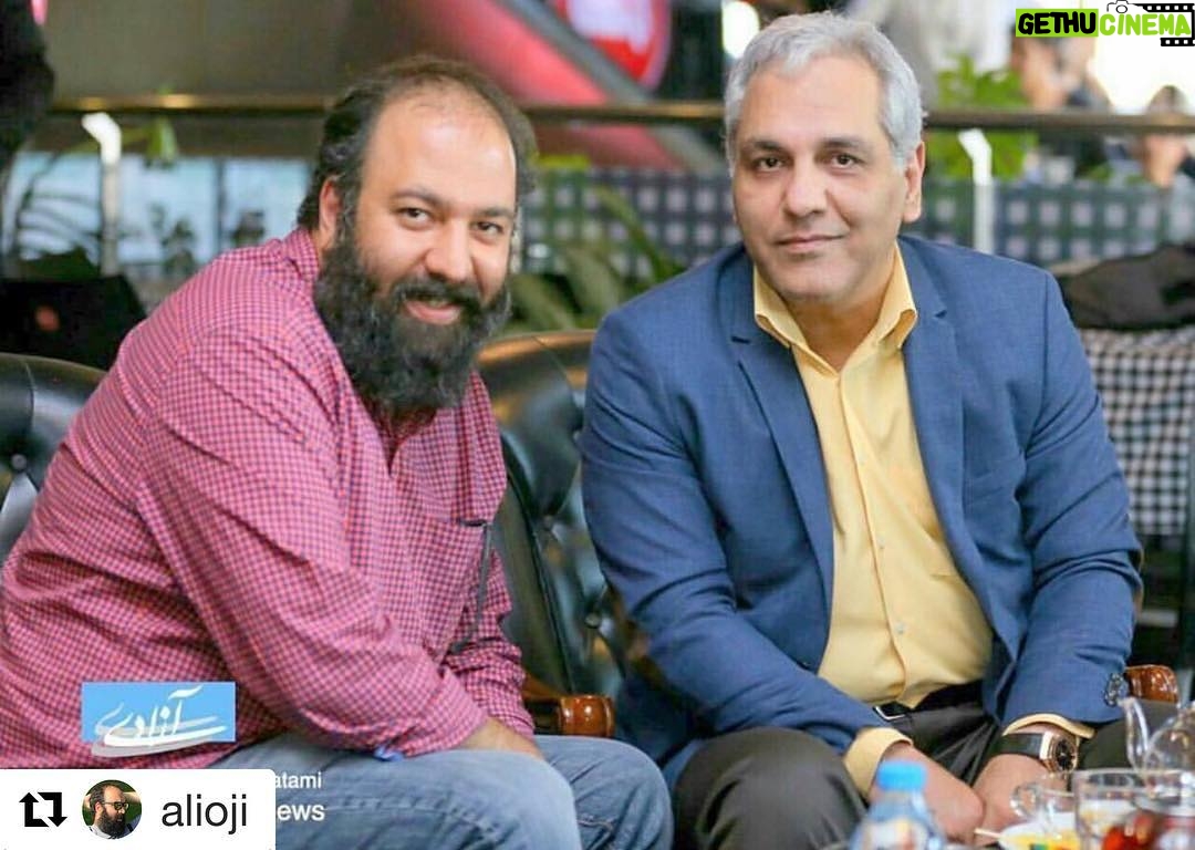 Mehran Modiri - 17.7K Likes - #Repost @alioji (@get_repost)
・・・
ساعت ٥ عصر ، ساعت ٥ عصرِ همه ماست
آمدن مهران مديرى به سينما بى دليل نيست .
نگاه منتقد و تيزبينانه َمديرى در كمدىِ تلخ و شيرينى كه طعم ذهنت را عوض مى كند.
بى شك اولين فيلمى است كه تمام قد، از مردم براى مردم ساخته شده است . فيلمى كه فقط براى خنده هاى سطحى ساخته نشده بلكه براى فكركردن به آنچه ما ساده هر روز از كنارش عبور مى كنيم .
فيلمى با اجراى سخت كه بشدت به تماشاگرش احترام گذاشته است .
مديرى احترام به مخاطب را بلد است ... مردم و جامعه اش رو خوب مى شناسد .
آرام و بى صدا البته با هياهوى پيرامونت تو را به درون خودت دعوت مى كند ، فريادى كه بعد از پايان ، در ذهنت مى زند فراتر از خواسته تو از يك فيلم كمدى سطحى و خالى از حرف است.
ساعت پنج عصر آيينه ى همه ماست ..
آيينه ايى كه بايد به درونش خيره شد و به فكر فرو رفت .لحظه هايى از فيلم ، من به خود مى خنديدم !!! نه به آدم هاى درون فيلم ...
على اوجى