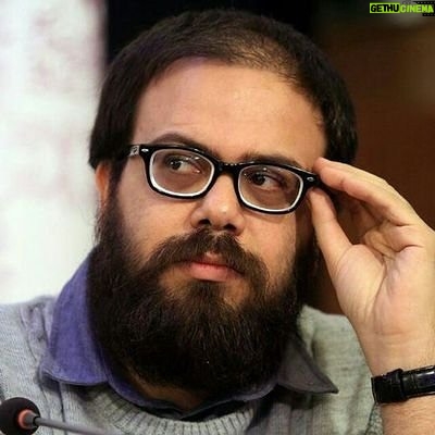 Mehran Modiri - 11.2K Likes - ساعت ۵ عصر فیلم سهل و ممتنعیست. با ساختاری ساده و شروعی آپارتمانی آغاز میکند، اما آدمهاش رفتهرفته درعینسادگی به هیولاهایی خونسرد و قسیالقلب بدل میشوند که میتوانی در یک سرچرخاندن ساده، آنها را در سالن سینما روی صندلی کناریات تصور کنی. این طنز سیاه استادانه، ترسناک و البته در کمال خونسردی، همان چیزیست که از مهران مدیری در ورود به سینما انتظار میرفت. فیلمی منتقدانه و تندوتیز، اما نه دربارهی رجل سیاسی و مفاسد اقتصادی و معضلات فرهنگی؛ که فقط دربارهی مردم. دربارهی مردم یک زمانهی بهخصوص.
خسرو نقیبی
