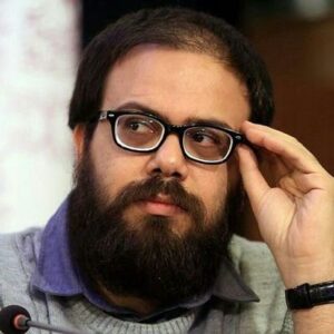 Mehran Modiri Instagram - ترسیم هیولا، در کمال خون‌سردی
مهران مدیری از خود مردم می‌گیرد و به خودشان بازمی‌گرداند. این مهم‌ترین خصیصه‌ی او در تمام این سال‌های کارش است. نخ تسبیح شوخ‌وشنگ‌ترین تا تلخ‌ترین کارهایی که انجام می‌دهد. او منتقد رفتار روز مردم زمانه‌ی خودش است و چون دور از آن‌ها نمی‌ایستد، هر نقد تندی هم از او پذیرفته می‌شود. یادمان باشد او همان کسی‌ست که در «شب‌های برره» و «پاورچین» تندترین شوخی‌ها را با رفتارهای جمعی مردم انجام داد و بی هیچ دل‌خوری و اعتراضی، آن نقد اجتماعی از او پذیرفته شد.
مدیری در این سال‌ها همواره خودش بوده و نوک تیز پیکان نقدش را به هر سمتی گرفته. در آن سو، بنا به خوش‌آمدِ هر جمع و گروهی، او را در دایره‌ای دسته‌بندی کرده‌اند، بی‌آن‌که خود، سرسپرده‌گی‌اش به آن جمع و گروه را اعلام کرده باشد. بعد، حرفی دیگر زده و این‌بار جمعی تازه به خوش‌آمد، او را بر سر نهاده‌اند، و جمع پیشین طردش کرده‌اند. این‌جاست که دیدن آن نخ تسبیح کار می‌کند. در هرکدام از این خوش‌آمدها و بدآمدها، مهران مدیری از مردم حرف زده. دوربین‌ش میان مردم بوده و از خودشان برای خودشان حرف زده، بی‌آن‌که فکر کند بالادستی‌های این جناح سیاسی یا آن صنف پرتبختر درباره‌اش چه خواهند گفت. این البته از قدرتی هم می‌آید که همین مردم به او داده‌اند، و جایگاه‌ش، نه یک بازیگر یا کارگردان، که بیش‌تر یک «آیکون» است. «ساعت ۵ عصر» نیروی محرکه‌اش را از همین‌جا می‌گیرد. شخصیت محوری‌اش به سیاق نزدیک‌ترین طنز مدیری به این کار (مرد هزارچهره)، ساده‌دل نیست. فقط زیادی خوب است. همین زیادی خوب بودن، از جنس زمانه نبودن، او را در یک روز طوفانی، وارد موقعیت‌هایی می‌کند که کابوس‌وار به‌نظر می‌رسند؛ اما در همین بلبشو، در میانه‌ی تندترین شوخی‌های مدیری با مردم این روزگار، او آرمان‌شهری هم ترسیم می‌کند، که آدم‌هایی در آن، مثل کاراکتر محوری، می‌خواهند خوب باشند. خودشان می‌گویند می‌خواهند کارشان را در هر شرایطی در بهترین شکل ممکن انجام دهند. برگ برنده‌ی فیلم‌نامه همین‌جاست. همین «آن‌قدر غیرواقعی»‌بودن پرستار و کارمند بانک در یک انجام‌وظیفه‌ی ساده؛ که صرفن در تضاد مطلق با آن بربریت نادیده‌گرفته‌شده‌ی زندگی روزمره‌ی این سال‌های مردمان شهری مثل تهران نمود پیدا می‌کند. مدیری گاه حتا اغراق هم نمی‌کند. در صحنه‌ی حمله‌ی مردم به تشییع‌جنازه‌ی هنرمند فرضی در بهشت‌زهرا، تنها یکی از عکس‌های بسیار دیده‌شده‌ی سال‌های اخیر را بازسازی کرده، یا در صحنه‌ی اعتراض کارگری، آن‌چه را که بر مردمان بسیاری در همین شهر رفته،بازتاب ميدهد 
ادامه پست بعد..
