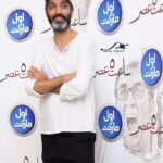 Mehran Modiri Instagram - نقد اميرمهدى ژوله از فيلم . "ساعت ٥ عصر " يه كمدى سرد و تلخ و دردناك ، به سردى و تلخى روزگارمون .. يه فيلم يكدست و آبرومند با بعضى پلانها و سكانسها كه يقه تان را ول نمى كند و بازيهاى درجه يك . همون مديرى دغدغه مند اين بار روى پرده سينما. يه ورود آبرومند و در خور سينما . الهى قدر ببيند فيلم ، قدر ببيند مديرى .