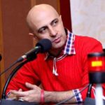 Mehran Modiri Instagram - ساعت پنج عصر: یک فانتزی رئال درباره ی اینجا و امروز امیر پوریا در #ساعت_پنج_عصر مهرداد پرهام (سیامک انصاری) یک صبح تا شب را به ترتیب با بدبیاری، بن بست و کابوس می‌گذراند. از معصومیت و حس همدلی با آدم ها و این که می خواهد شهروند محترم و معقولی باشد، یک به یک و نا به جا سیلی می خورد و لحن فیلم هر‌چه پیشتر می رویم، به #ابسورد نزدیک تر می شود و در نتیجه، این فیلمی است که به احتمال زیاد تصویر عینی اش از تهران و آدم ها و مناسبات شان، به ظاهر برای بیننده عجیب به چشم می آید. درست به همان دلیل که با اغراق یا شاید بهتر باشد بگوییم افراط در شیوه پرداخت فانتزی، سال هاست که بیگانه است. دست کم فانتزی در دل فضای ظاهراً رئال را خوب به جا نمی آورد. آن اواخر که تنها یک بار و چند لحظه اشک در چشمان مرد طفلکی برق می زند و سیامک انصاری ماهرانه آن را در حلقه ی چشم باز می دارد، هر آدم ِ زندگی‌کرده در این حوالی و حواشی، از اعماق وجود و ذهن خود، احوال او را فهم می کند. باید از خود بپرسد اصلاً چه شد و چرا من در این وضع و موقعیت هستم. اما به جایش فقط از امکان رهایی، نفس راحتی می کشد تا باز سگ دو بزند. جذاب ترین دستاورد فیلم در تاثیر بر بیننده این است که با اتمام اش و حتی در فرآیند تماشایش از خود می پرسد آیا فیلم واقعاً درباره همین چیزهایی ست که من حس و فکر کردم؟ چون آنها را فریاد نمی زند، در این موضوع شک می کنید. دنبال این و آن می گردید تا بپرسید «فیلم چی می خواست بگه؟». اما این بدترین و کوته فکرانه ترین سوال تاریخ سینماست. از آن خلاص شوید. شک به دل تان راه ندهید. فیلم درباره همانی است که می بینید یا فکرش را می کنید: ما در این سال ها و این جا.