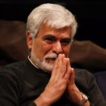 Mehran Modiri Instagram - نقد حسين پاكدل از فيلم . "ساعت ٥ عصر" . مهران مديرى خودش را در سينما پيدا كرد. هميشه باورم بود او در جعبه جادو يك پديده است. اما فكر نمى كردم تا اين درجه با اولين اثر سينمايى اش به ارتفاعى چنين بلند دست پيدا كند. پنج عصر فيلمى است كه آدم را شش دانگ درگير مى كند. نمى توانى خودت را به دست فيلم ندهى، بخود مى آيى مى بينى حسابى غرق شده اى در واقعيت هاى ملموسِ پيرامونى، سخت و دردناك، مضحك و خنده دار، با شخصيت اصلى چنان همراه و همدل مى شوى كه خودت هم باور نمى كنى. اولين اثر مهران مديرى او را از خودش جدا كرد و بر مدارى ديگر نشاند. هر چه از او مى دانيد فراموش كنيد. مهران مديرى ديگرى متولد شد. او فيلمى ساخته در قد و قواره سينماى مستقل امروز، سهل و ممتنع. خيلى سخت ولى به ظاهر ساده و بى ادعا. پنج عصر يك بند بازى ماهرانه بر لبه بايدها و نبايدهاى عادت شده است. فيلم كه تمام شد دقيقاً خودت را مى بينى كه دارى خودت را مى بينى. در حقيقت ما در فيلم مهران مديرى حسابى به خودمان مى خنديم، همانقدر كه در خود مى گرييم. فيلمش را بايد ديد، چندين و چندبار هم بايد ديد.....