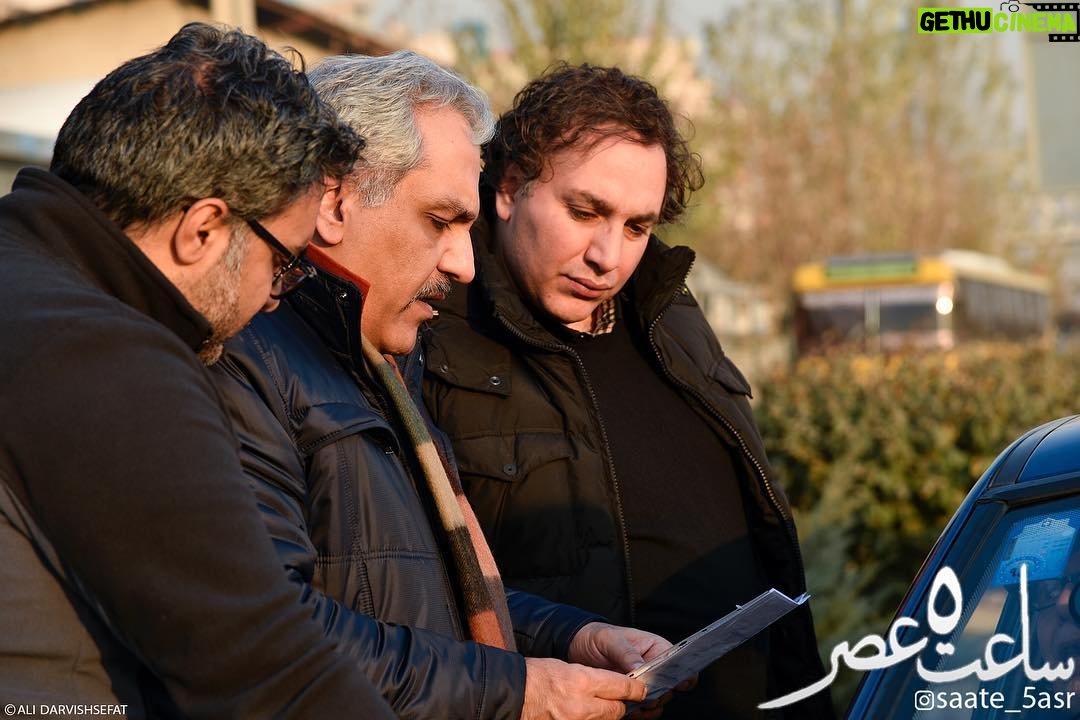 Mehran Modiri - 15.7K Likes - "عليرضا شمس شريفى " .
دستيار اول كارگردان و برنامه ريز .
و " كوهيار كلارى "
.فيلمبردار .
.
#ساعت٥عصر
عكس از : @alidarvishsefat