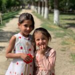 Mehrave Sharifinia Instagram - ' سوال: جمعه‌ی خود را چگونه گذراندید؟ جواب: به نام خدا هر شب‌، پرده‌ی پنجره‌ی اتاق هتل را باز می‌گذاریم تا صبح با نور خورشید از خواب بیدار شویم. در تهران هم گاهی این کار را انجام می‌دادیم اما تاثیر زیادی روی سحرخیزی ما نمی‌گذاشت. لابد در سفر همه چیز با حسِ مأمن متفاوت است. حدود ساعت ۸:۳۰ به طور خودجوش از خواب بیدار شدیم و احساس کردیم دیگر دلمان می‌خواهد برگردیم خانه. رفتیم لابی هتل، صبحانه میل نمودیم. دوستان کم‌کم به ما ملحق شدند و ما فهمیدیم امروز به طور استثنا خیلی سحرخیز بودیم! قرار امروز به کابل‌گردی بود، دوستان دیگری محبت کردند، دنبال ما آمدند و ما را به “باغ بابر” بردند. ما هم تا آن‌جا که حوصله داشتیم از کودکانی که به ما اجازه دادند عکس گرفتیم و لذت بردیم. دیگر نوشتن‌مان نمی‌آید چون دل‌مان بسیار تنگ شده است. ترجیح می‌دهیم گوشه‌ای آرام بنشینیم، به دیوار خیره شویم و کمی به همه چیز فکر کنیم. به قولِ دوستان‌مان در افغانستان “خلاص”. ' پی‌نوشت: ۱.بین عکس اول و دوم مردد بودم که کدوم بشه کاور اصلی، اولی رو انتخاب کردم چون حسشون یه جوری بود که انگار من و ملیکا بودیم👭❤️❤️ ' ۲.باید خوبی‌ آدم‌ها رو تو کوله‌بارت نگه داری تا لحظه‌های خوش زندگی یادت نره.😍 ' ۳.ظهر یه عکس به دستم رسید که دلم می‌خواست همون موقع بال دربیارم و از شوق تا تهران پرواز کنم.🧚🏻‍♀️ ' ۴.درسته که من نوشتنم نیومد ولی امیدوارم شما نوشتنتون بیاد و جمعه‌تون رو زیباتر از من شرح بدید.📝 ' ۵.به نظر من بلوغ فکری آدم‌ها، بعد از صدا و نحوه‌ی حرف زدن، می‌تونه عامل جذابیت‌شون باشه. ولی حالا همون بلوغ فکری در آدمی که صداش زیبا نیست فقط باعث تحسین می‌شه، دیگه عامل جذابیتش نیست.😬 ' ۶.تا امروز نفهمیده بودم چقدر دلم تنگ شده، امروز یهو فهمیدم!❤️ ' ۷.جمعه همیشه پر از اتفاق‌هاییه که نوشته نمی‌شن... ' 📷:mehrave ' #جمعه #روزمرگی #روزمرِگی '