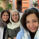 Mehrave Sharifinia Instagram - ' پنجمین دوره‌ جشنواره بین‌المللی فیلم زنان_هرات ' شهریور ماه ۱۳۹۸ ' عکس اول اولین سلفی😊 رخشان بنی‌اعتماد نازنین، رئیس هیأت داوران بخش فیلم‌های داستانی کوتاه و بلند جشنواره هستن. آزاده‌ موسویِ عزیزدل کارگردانِ فیلم «در جستجوی فریده»در بخش فیلم‌های مستند جشنواره حضور داره. خودم هم مهمان ویژه‌ی جشنواره‌ هستم بابت فیلم «قصه‌ها». ' عکس دوم از سمت چپ رویا سادات فوق‌العاده مهربان، مدیر برگزاری جشنواره و میزبان عالی ما، خودم، سیمای دوست داشتنی و بسیار خوش‌انرژی، که یک روز و شب فراموش نشدنی برای ما تدارک دید. عزیزجان همسر رویا سادات که حمایت کامل از همسر رو‌ در عمل به ما نشون داد. ' در بقیه‌ی عکس‌ها ما در کنار تیم برگزار کننده‌ی جشنواره، دوستان و برخی از اعضای محترم هیأت داوران هستیم که در این مدت از معاشرت با تک‌تک‌شون لذت بردیم و مهمان‌نوازی عالی و بی‌نقص‌شون سفر رو برامون جذاب‌تر کرد. • و اما سفر... مردم افغانستان بسیار مهربان، مهمان‌نواز و دغدغه‌مند هستند. در این مدت با زنانی آشنا شدیم که محکم، عمیق، مبارز و تحسین‌برانگیزند. تعداد زیادی از این زنان مدت زیادی خارج از افغانستان زندگی و تحصیل کردند ولی در نهایت باز به کشورشون برگشتند تا اون رو دوباره بسازند، بی‌سوادی رو از بین ببرند و برای احقاق حق‌ همه‌ی زنان افغان راسخ‌تر از قبل مبارزه کنند. یکی از نتایج این استحکام و پافشاری‌ همین جشنواره‌ست‌ که بانی و برگزار کننده‌اش یک بانوی افغانستانیه. تمام این مدت خودش، خانواده‌، دوستان و همراهانش ما رو پر از عشق کردند و باعث شدند نگاه ما نسبت به مردم این سرزمین هر روز بیشتر از روز قبل سرشار از ستایش بشه. به دلیل انفجارها و مسائل امنیتی در همه جای کابل نیروی مسلح وجود داره. برای ورود به سوپر مارکت، هتل، رستوران و هر جای دیگه بازرسی بدنی صورت می‌گیره. ما اجازه نداریم تنهایی جایی بریم، هر صبح چند نفر از مهربانانی که در عکس‌ها هستند ما رو از هتل تحویل می‌گیرند و به شهر، خونه‌شون یا محل نمایش فیلم‌ها می‌برند. هر بار منزل یکی از این عزیزان مهمان شدیم از خونه‌‌‌ی باسلیقه و پر از صفا، روی خوش و پذیرایی‌شون خیلی زیاد لذت بردیم. تا امروز هم که خدا رو شکر امنیت به طور کامل برقرار بوده😊 ‘ این‌جا بعیده که از انفجار اتفاقی برامون بیفته ولی از رانندگی وحشتناک و عجیب‌شون اصلا بعید نیست🤦🏻‍♀️🤦🏻‍♀️🤦🏻‍♀️ ' از صمیم قلب آرزو می‌کنم برای این مردمِ خوب امنیت دائمی به وجود بیاد و پایدار باقی بمونه. همه‌ی مردم جهان شایسته‌ی داشتن صلح، آرامش و رفاه هستند. • #افغانستان #کابل کابل افغانستان