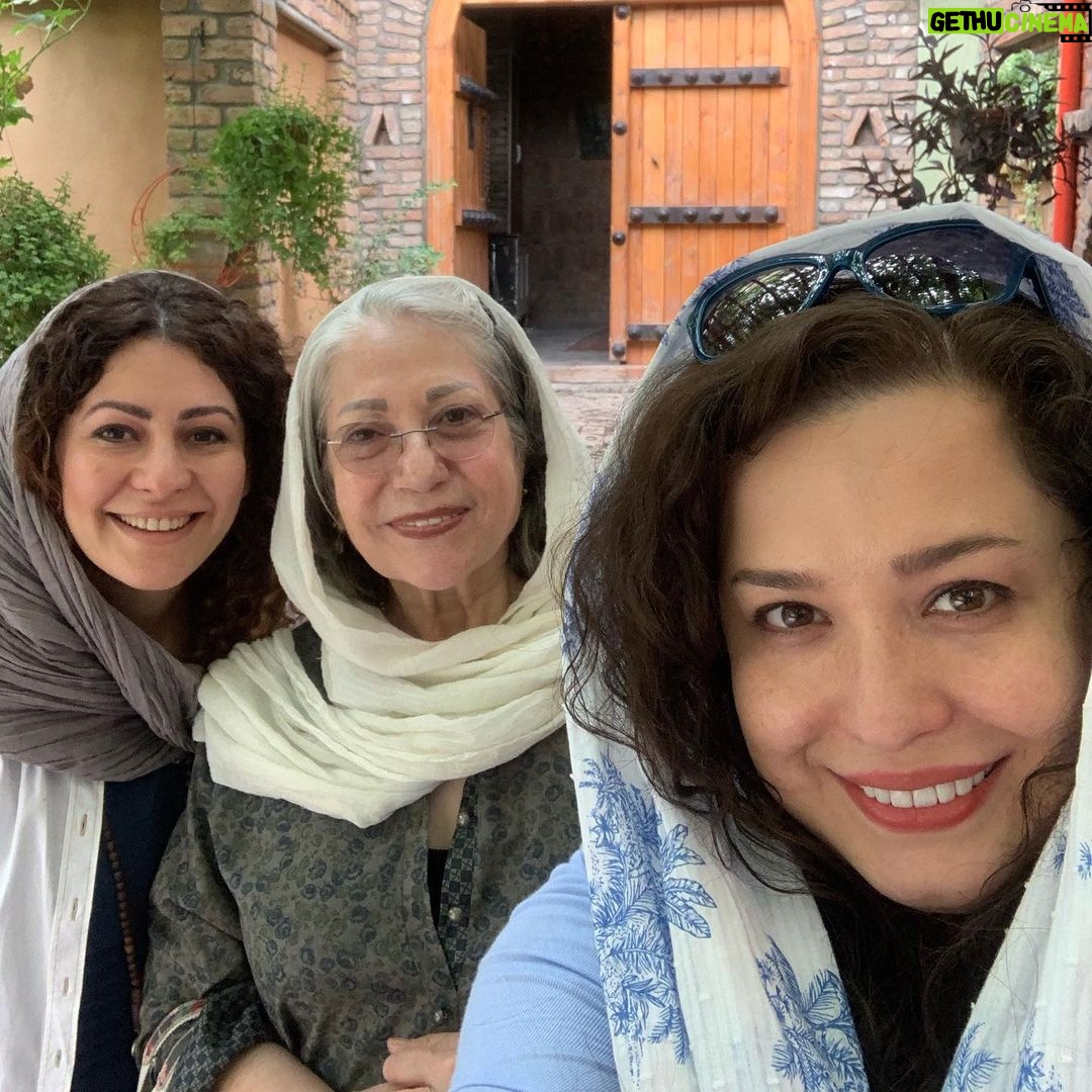 Mehrave Sharifinia Instagram - ' پنجمین دوره جشنواره بینالمللی فیلم زنان_هرات ' شهریور ماه ۱۳۹۸ ' عکس اول اولین سلفی😊 رخشان بنیاعتماد نازنین، رئیس هیأت داوران بخش فیلمهای داستانی کوتاه و بلند جشنواره هستن. آزاده موسویِ عزیزدل کارگردانِ فیلم «در جستجوی فریده»در بخش فیلمهای مستند جشنواره حضور داره. خودم هم مهمان ویژهی جشنواره هستم بابت فیلم «قصهها». ' عکس دوم از سمت چپ رویا سادات فوقالعاده مهربان، مدیر برگزاری جشنواره و میزبان عالی ما، خودم، سیمای دوست داشتنی و بسیار خوشانرژی، که یک روز و شب فراموش نشدنی برای ما تدارک دید. عزیزجان همسر رویا سادات که حمایت کامل از همسر رو در عمل به ما نشون داد. ' در بقیهی عکسها ما در کنار تیم برگزار کنندهی جشنواره، دوستان و برخی از اعضای محترم هیأت داوران هستیم که در این مدت از معاشرت با تکتکشون لذت بردیم و مهماننوازی عالی و بینقصشون سفر رو برامون جذابتر کرد. • و اما سفر... مردم افغانستان بسیار مهربان، مهماننواز و دغدغهمند هستند. در این مدت با زنانی آشنا شدیم که محکم، عمیق، مبارز و تحسینبرانگیزند. تعداد زیادی از این زنان مدت زیادی خارج از افغانستان زندگی و تحصیل کردند ولی در نهایت باز به کشورشون برگشتند تا اون رو دوباره بسازند، بیسوادی رو از بین ببرند و برای احقاق حق همهی زنان افغان راسختر از قبل مبارزه کنند. یکی از نتایج این استحکام و پافشاری همین جشنوارهست که بانی و برگزار کنندهاش یک بانوی افغانستانیه. تمام این مدت خودش، خانواده، دوستان و همراهانش ما رو پر از عشق کردند و باعث شدند نگاه ما نسبت به مردم این سرزمین هر روز بیشتر از روز قبل سرشار از ستایش بشه. به دلیل انفجارها و مسائل امنیتی در همه جای کابل نیروی مسلح وجود داره. برای ورود به سوپر مارکت، هتل، رستوران و هر جای دیگه بازرسی بدنی صورت میگیره. ما اجازه نداریم تنهایی جایی بریم، هر صبح چند نفر از مهربانانی که در عکسها هستند ما رو از هتل تحویل میگیرند و به شهر، خونهشون یا محل نمایش فیلمها میبرند. هر بار منزل یکی از این عزیزان مهمان شدیم از خونهی باسلیقه و پر از صفا، روی خوش و پذیراییشون خیلی زیاد لذت بردیم. تا امروز هم که خدا رو شکر امنیت به طور کامل برقرار بوده😊 ‘ اینجا بعیده که از انفجار اتفاقی برامون بیفته ولی از رانندگی وحشتناک و عجیبشون اصلا بعید نیست🤦🏻♀️🤦🏻♀️🤦🏻♀️ ' از صمیم قلب آرزو میکنم برای این مردمِ خوب امنیت دائمی به وجود بیاد و پایدار باقی بمونه. همهی مردم جهان شایستهی داشتن صلح، آرامش و رفاه هستند. • #افغانستان #کابل کابل افغانستان