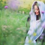Mehrave Sharifinia Instagram - ' سوال: جمعه‌ی خود را چگونه گذراندید؟ جواب: به نام خدا جمعه زیباتر می‌شود وقتی اولین روز شهریور است. تشکر می‌کنیم از مرداد عزیز که امسال با دمایِ هر از گاهی مطبوعش باعث شد کشف کنیم از آن متنفر نیستیم. صبح ساعت ۱۰ با صدای زنگ ساعت از خواب بیدار شدیم. این‌که چرا زمانی که مجبور نیستیم صبح ساعت خاصی از خواب بیدار شویم باز هم ساعت کوک می‌کنیم، احمقانه است! ولی انگار خوشمان می‌آید ساعت را کوک کنیم، زنگ بزند، ما را از خواب بیدار کند تا مختار باشیم که یا بیدار شویم یا خاموشش کنیم و باز بخوابیم! گویا اجبارهای زمانه و حضورِ آدم‌های زورگو، ما را نسبت به داشتنِ حقِ انتخابِ آزادانه حریص‌تر کرده‌اند. امروز با زنگ ساعت از تخت دل کندیم، بعد از خاموش کردن کولر و انجام امور روزانه، چای زنجبیل و دارچین دم کردیم. تا حاضر شدن چای، ظرف‌ها را شستیم، به گل‌ها آب دادیم و از آن‌ها خواستیم بیشتر مواظب خودشان باشند و بی‌توجهی‌های ما را به دل نگیرند چون روزهای شلوغی در پیش داریم. کفشِ‌مان را با مسواکِ به درد نخور شستیم و عالی شد. هیچ فرچه و اسکاچی مثل مسواک مستهلک وسایل را تمیز نمی‌کند. لباس‌های شسته‌ شده را جمع کردیم و گذاشتیم سر جای‌شان. سر ظهر یک ساعتی ساز زدیم و بعد یادمان افتاد که جمعه ظهر است و بهتر بود نواختن را به عصر موکول می‌کردیم. امروز هزار تا کار داریم که باید در خانه انجام دهیم، اما امیدواریم فرصت بشود تا آخر شب دو قسمتِ آخرِ فصل دوم سریال «پیکی بلایندرز» را هم ببینیم. مشغول جمع کردن وسایل‌ شدیم. دیدیم کیسه فریزر نداریم و آه از نهادمان بلند شد. با وجود همه‌ی حرف‌هایی که طرفداران محیط زیست در مورد عدم استفاده از پلاستیک می‌زنند ما هنوز نتوانسته‌ایم جایگزین مناسبی برایش پیدا کنیم. مثلا نمی‌دانیم اگر کیسه نباشد شامپو‌ها، داروهای خوراکی، اسپری دوفاز مو، کرم‌ها و کلا هرچیز مایعی را در چه بپیچیم و در چمدان بگذاریم که اگر دست بر قضا درش باز شد و ریخت، همه‌ی لباس‌ها را به خود آغشته نکند و به سفر گند نزند. از راهنماییِ کاربردی شما ممنون می‌شویم، چیزی که مثل کیسه فریزر سبک، راحت و غیر قابل نشت باشد. یک لیوان چای زنجبیل و دارچین می‌ریزیم، دو عدد عناب در آن می‌اندازیم و به تراس می‌رویم تا کمی به خورشید نگاه کنیم، به تلخی‌ها فکر نکنیم و فقط به یاد خوشی‌ها لبخند بزنیم. پی‌نوشت: ۱.شاید تا اومدن پاییز روزشمار بذارم و صفحه پر از عکس بشه، شاید هم نذارم. فردا معلوم می‌شه. 😊🍁🍂🍁😍 ۲.عکس، حال الان منه که در بهار ثبت شد. 📷: @ahmadreza_shojaei ' ' #جمعه #روزمرگی #روزمرِگی '