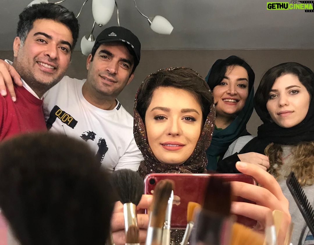 Mehrave Sharifinia Instagram - ' خاطرهبازی با «دل» به مناسبت پایان فیلمبرداری نقشم... در کنار منوچهر هادی عزیز، یکتای نازنین و دختر ناز و خوشاخلاق و دوستداشتنیشون، همینطور عزیزانِ پشت دوربین که مهمترین کارها رو انجام میدن ولی زحماتشون کمتر دیده میشه. صمیمیت، مهر و همدلی این گروه عزیز هرگز از ذهن و قلبم پاک نمیشه.❤️ نمیدونم پخش سریال «دل» از چه زمانی در شبکهی خانگی شروع میشه، هر زمان که باشه امیدوارم به دل شما بنشینه و دوستش داشته باشید. ❤️ ' پن: و اما،... ممنونم از همهی شما عزیزانی که با محبت و پستهای اتحادتون در این مدت بابت اکران فیلم، اجرای تئاتر، صفحهی اینستاگرام و... من رو مثل همیشه شرمنده کردین، دیدن حمایت شما برام بسیار ارزشمنده. آرزو میکنم این پستها مُخلِ زندگیتون نشه و فقط زمان اندکی از اوقات فراغتتون رو به خودش اختصاص بده . قبلا گفتم، باز هم میگم که هرگز راضی نیستم به خاطر فعالیت مجازی حتی ثانیهای از زمانِ مفیدِ زندگیتون تلف بشه. به موفقیت تک تک شما در دنیای واقعی افتخار میکنم، امیدوارم در مسیر آرزوهای بزرگ و سازنده قدم بردارید و خدا در همه حال حواسش بهتون باشه. با عشق ❤️ ' ' ' اصلاحیهی بعد از پست: با عرض پوزش اینستاگرام اجازهی تگ کردن بیشتر از ۲۰ نفر رو نمیده وگرنه هرچی فنپیج تو دنیا بود تگ میکردم. •