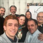 Mehrave Sharifinia Instagram - 🖤' آقای بهبهانی‌نیای عزیز! دو سال عاشقانه در جانِ کیمیایی که شما نوشتید، زندگی کردم. با کیمیای شما در کنار خامی و غرور و هیجان‌زدگی و پختگی و عشق، زیستن در جنگ را تجربه کردم؛ جنگی که در خاطره‌ی خودِ واقعی‌ام چیزی جز هراس از آژیر و شیشه‌های شکسته نبود. کیمیای شما ولی، مرا به درکِ عمیقی از شهامت و اندوه مبتلا کرد. اندوهی که از سوزانندگیِ شعله‌های آتشِ هشت ساله برمی‌خاست. شهامتی که از نگاهِ میهن‌پرستان ساطع می‌شد. درک عمیقی که تا همین امروز دم و بازدمم به آن آغشته است و دوستش دارم، هرچند با اشک، هرچند با بغض. امروز، کیمیای عزیز من، خالقش را از دست داد. چه خبر تلخی... ' #مسعود_بهبهانی_نیا ‘ #کیمیا '