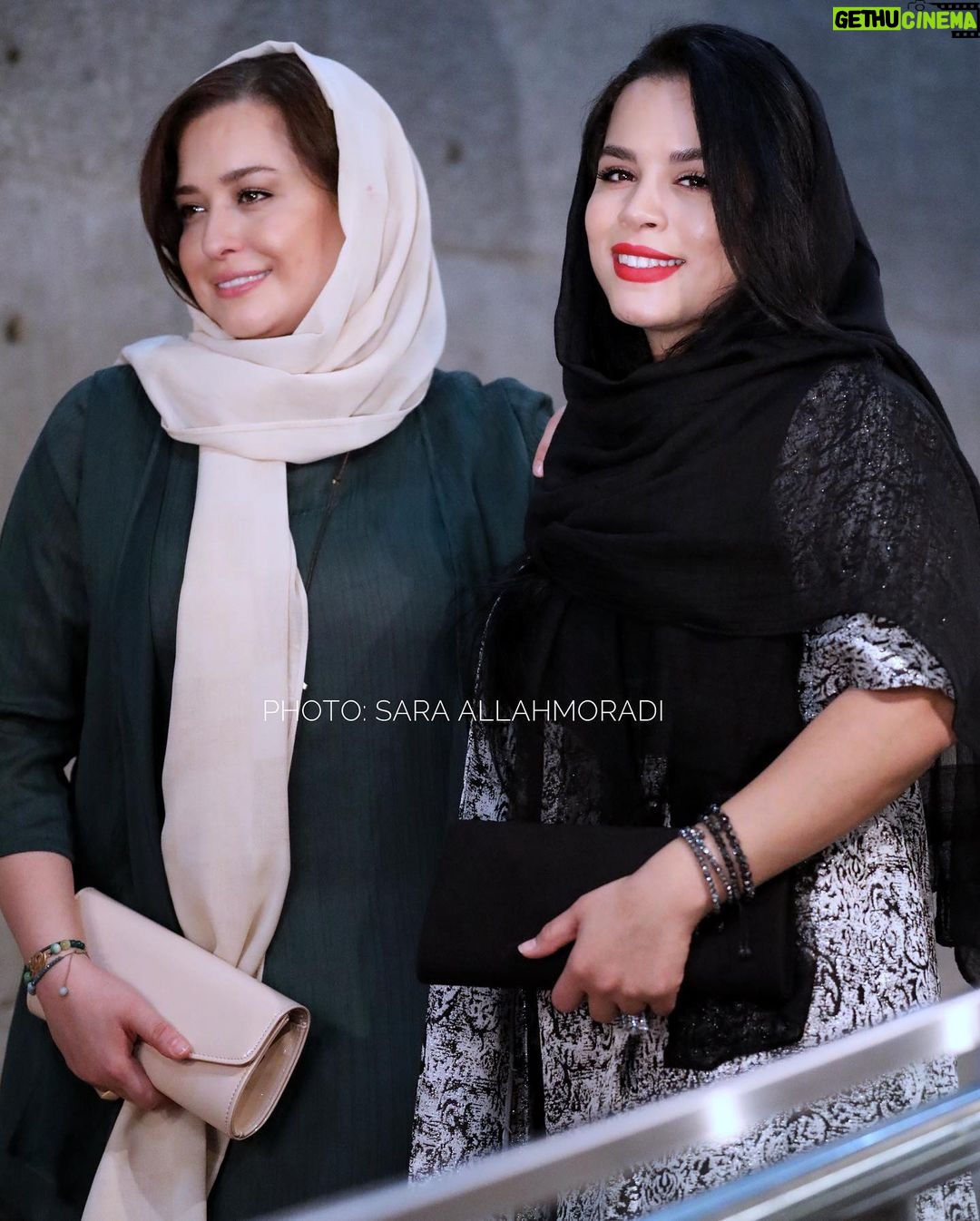 Mehrave Sharifinia Instagram - ' شنبه ۶ مهرماه اکران خصوصی فیلم «درخونگاه» پردیس سینمایی ملت با خواهر جانِ دل😍 ' با سپاس از تمام عزیزان هنرمندی که لطف کردند، تشریف آوردند و عکاسان محترم. ' اکران عمومی از چهارشنبه ۱۰ مهرماه در سینماهای سراسر کشور ' ' 👗: @sayeh.mousavi 👌🏻❤️ ' ' کارگردان: سیاوش اسعدی تهیهکننده: منصور سهرابپور بازیگران: امین حیایی، ژاله صامتی، مهراوه شریفینیا، محمود جعفری، منصور شهبازی، فاطمه مرتاضی، علی استادی، افشین سنگچاپ. با حضور جمشید هاشمپور، نادر فلاح و پانتهآ پناهیها. ' عکسها و فیلم از: @rouhollah_hz_artworks @fatemeebrahimi69 @fatemetaghavi_ @sara_a_mrdi @simabashirii @matinalipoor @poptv.ir '