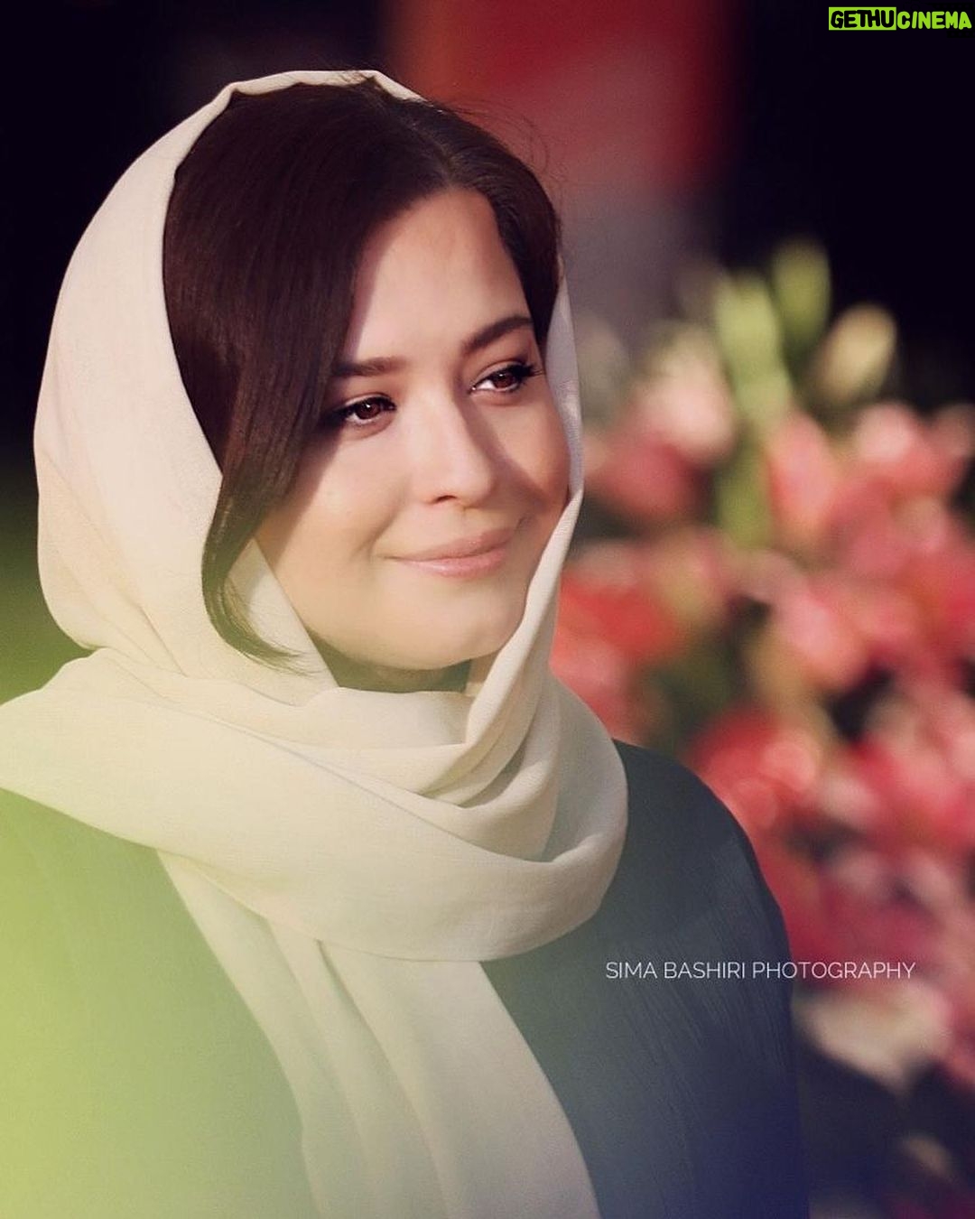 Mehrave Sharifinia Instagram - ' شنبه ۶ مهرماه اکران خصوصی فیلم «درخونگاه» پردیس سینمایی ملت با خواهر جانِ دل😍 ' با سپاس از تمام عزیزان هنرمندی که لطف کردند، تشریف آوردند و عکاسان محترم. ' اکران عمومی از چهارشنبه ۱۰ مهرماه در سینماهای سراسر کشور ' ' 👗: @sayeh.mousavi 👌🏻❤️ ' ' کارگردان: سیاوش اسعدی تهیهکننده: منصور سهرابپور بازیگران: امین حیایی، ژاله صامتی، مهراوه شریفینیا، محمود جعفری، منصور شهبازی، فاطمه مرتاضی، علی استادی، افشین سنگچاپ. با حضور جمشید هاشمپور، نادر فلاح و پانتهآ پناهیها. ' عکسها و فیلم از: @rouhollah_hz_artworks @fatemeebrahimi69 @fatemetaghavi_ @sara_a_mrdi @simabashirii @matinalipoor @poptv.ir '