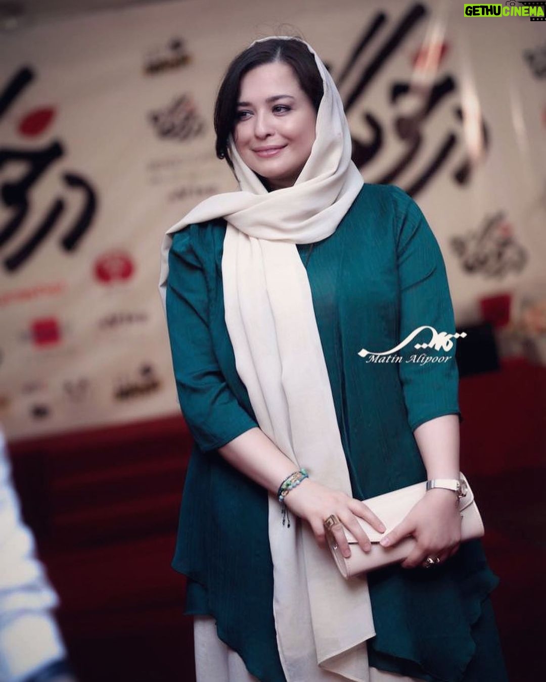 Mehrave Sharifinia Instagram - ' شنبه ۶ مهرماه اکران خصوصی فیلم «درخونگاه» پردیس سینمایی ملت با خواهر جانِ دل😍 ' با سپاس از تمام عزیزان هنرمندی که لطف کردند، تشریف آوردند و عکاسان محترم. ' اکران عمومی از چهارشنبه ۱۰ مهرماه در سینماهای سراسر کشور ' ' 👗: @sayeh.mousavi 👌🏻❤️ ' ' کارگردان: سیاوش اسعدی تهیهکننده: منصور سهرابپور بازیگران: امین حیایی، ژاله صامتی، مهراوه شریفینیا، محمود جعفری، منصور شهبازی، فاطمه مرتاضی، علی استادی، افشین سنگچاپ. با حضور جمشید هاشمپور، نادر فلاح و پانتهآ پناهیها. ' عکسها و فیلم از: @rouhollah_hz_artworks @fatemeebrahimi69 @fatemetaghavi_ @sara_a_mrdi @simabashirii @matinalipoor @poptv.ir '