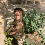 Mehrave Sharifinia Instagram - ' سوال: جمعه‌ی خود را چگونه گذراندید؟ جواب: به نام خدا هر شب‌، پرده‌ی پنجره‌ی اتاق هتل را باز می‌گذاریم تا صبح با نور خورشید از خواب بیدار شویم. در تهران هم گاهی این کار را انجام می‌دادیم اما تاثیر زیادی روی سحرخیزی ما نمی‌گذاشت. لابد در سفر همه چیز با حسِ مأمن متفاوت است. حدود ساعت ۸:۳۰ به طور خودجوش از خواب بیدار شدیم و احساس کردیم دیگر دلمان می‌خواهد برگردیم خانه. رفتیم لابی هتل، صبحانه میل نمودیم. دوستان کم‌کم به ما ملحق شدند و ما فهمیدیم امروز به طور استثنا خیلی سحرخیز بودیم! قرار امروز به کابل‌گردی بود، دوستان دیگری محبت کردند، دنبال ما آمدند و ما را به “باغ بابر” بردند. ما هم تا آن‌جا که حوصله داشتیم از کودکانی که به ما اجازه دادند عکس گرفتیم و لذت بردیم. دیگر نوشتن‌مان نمی‌آید چون دل‌مان بسیار تنگ شده است. ترجیح می‌دهیم گوشه‌ای آرام بنشینیم، به دیوار خیره شویم و کمی به همه چیز فکر کنیم. به قولِ دوستان‌مان در افغانستان “خلاص”. ' پی‌نوشت: ۱.بین عکس اول و دوم مردد بودم که کدوم بشه کاور اصلی، اولی رو انتخاب کردم چون حسشون یه جوری بود که انگار من و ملیکا بودیم👭❤️❤️ ' ۲.باید خوبی‌ آدم‌ها رو تو کوله‌بارت نگه داری تا لحظه‌های خوش زندگی یادت نره.😍 ' ۳.ظهر یه عکس به دستم رسید که دلم می‌خواست همون موقع بال دربیارم و از شوق تا تهران پرواز کنم.🧚🏻‍♀️ ' ۴.درسته که من نوشتنم نیومد ولی امیدوارم شما نوشتنتون بیاد و جمعه‌تون رو زیباتر از من شرح بدید.📝 ' ۵.به نظر من بلوغ فکری آدم‌ها، بعد از صدا و نحوه‌ی حرف زدن، می‌تونه عامل جذابیت‌شون باشه. ولی حالا همون بلوغ فکری در آدمی که صداش زیبا نیست فقط باعث تحسین می‌شه، دیگه عامل جذابیتش نیست.😬 ' ۶.تا امروز نفهمیده بودم چقدر دلم تنگ شده، امروز یهو فهمیدم!❤️ ' ۷.جمعه همیشه پر از اتفاق‌هاییه که نوشته نمی‌شن... ' 📷:mehrave ' #جمعه #روزمرگی #روزمرِگی '