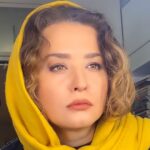 Mehrave Sharifinia Instagram - ' تاریخ: جمعه. بهار چند سال قبل _______________________ نامه‌ی دوازدهم سلام دکتر جان! باید بگویم که رژیم و پرهیز غذایی و این قبیل چیزها، آن‌قدر ارزش ندارند که جواب تلفن من را ندهید. اگر ایران بودید خودم برای شما زولبیا و بامیه می‌خریدم، می‌آوردم مطب‌تان تا هم از من دلگیر نباشید و هم بفهمید چقدر خوشمزه‌ است. البته شاید هم دلیل پاسخ ندادن‌تان درگیریِ شغلی باشد. حالا فردا باز تماس می‌گیرم. دکتر جان راستش من این مدت خیلی فکر کردم و به این نتیجه رسیدم که برای رضایت داشتن از زندگی، چند کیلو بیشتر یا کمتر خیلی هم فرقی نمی‌کند. در زندگیِ من روزهایی بوده است که ۵۵ کیلو بودم، از میرداماد تا تجریش پیاده راه رفتم و در طولِ مسیر، های‌های گریستم و آرزو کردم هنگام عبور از خیابان ماشینی مرا زیر بگیرد، تا صبحِ فردا را نبینم. روزهای دیگری از زندگی‌ام، اما، با ۶۸ کیلو وزن _شاید هم بیشتر_ سرخ‌ شدنِ بی‌امان قلبم مرا به عاشق شدن وا‌داشت. آن‌روزها انگار به سبُکی یک تکه ابر در آسمان می‌رقصیدم و می‌خندیدم و دلم غنج می‌رفت وقتی با صدای پرصلابتِ رنج‌کشیده‌اش نامه‌ی جدیدی را که برایم نوشته بود ‌می‌خواند که همیشه با قسمتی از عاشقانه‌های محبوبم آغاز می‌شد: “با درودی به خانه می‌آیی و با بدرودی خانه را ترک می‌گویی. ای سازنده! لحظه‌ی عمر من به جز فاصله‌ی میانِ این درود و بدرود نیست...”۱ آه، دکترجان! زیبا نیست؟ وقتی حضورت سازنده‌ی لحظه‌ی عمر کسی باشد که دوستش داری، دیگر چه فرقی می‌کند نان صبحانه‌ات سنگک باشد یا بربری؟ یا وقتی اول نامه‌اش برایت بنویسد: “هان ای عقاب عشق! از اوج قله‌های مه‌آلود دوردست پرواز کن به دشتِ غم‌انگیزِ عمر من آنجا ببر مرا که شرابم نمی‌برد...!”۲ آیا به جز رها شدن در شوقِ آن لحظه‌ی ناب، باید به چیز دیگری اندیشید؟ مثلا به این‌که وای من نمی‌توانم شلوار سفید بپوشم چون چاق‌تر نشانم می‌دهد؟ حالا گیریم هم که این شعرها، همه، احساساتِ غلو شده‌ای باشد که با حقیقتِ زندگی زمین تا آسمان فرق دارد. چه اهمیتی دارد؟ مهم همان لحظه‌‌ای‌ است که انسان سبک می‌شود و مثل تکه‌ابری سفید در آسمان آبی می‌رقصد و به رنگ شلوارش فکر نمی‌کند. کاش اول همه‌ی نامه‌هایم برای شما شعری نوشته بودم. با احترام ' ' ' #نامه #روزنگار ' ' ' ' ۱.احمد شاملو ۲.فریدون مشیری ' 📷 & 💄: @reyhan_adel_nezhad '