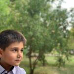 Mehrave Sharifinia Instagram - ' سوال: جمعه‌ی خود را چگونه گذراندید؟ جواب: به نام خدا هر شب‌، پرده‌ی پنجره‌ی اتاق هتل را باز می‌گذاریم تا صبح با نور خورشید از خواب بیدار شویم. در تهران هم گاهی این کار را انجام می‌دادیم اما تاثیر زیادی روی سحرخیزی ما نمی‌گذاشت. لابد در سفر همه چیز با حسِ مأمن متفاوت است. حدود ساعت ۸:۳۰ به طور خودجوش از خواب بیدار شدیم و احساس کردیم دیگر دلمان می‌خواهد برگردیم خانه. رفتیم لابی هتل، صبحانه میل نمودیم. دوستان کم‌کم به ما ملحق شدند و ما فهمیدیم امروز به طور استثنا خیلی سحرخیز بودیم! قرار امروز به کابل‌گردی بود، دوستان دیگری محبت کردند، دنبال ما آمدند و ما را به “باغ بابر” بردند. ما هم تا آن‌جا که حوصله داشتیم از کودکانی که به ما اجازه دادند عکس گرفتیم و لذت بردیم. دیگر نوشتن‌مان نمی‌آید چون دل‌مان بسیار تنگ شده است. ترجیح می‌دهیم گوشه‌ای آرام بنشینیم، به دیوار خیره شویم و کمی به همه چیز فکر کنیم. به قولِ دوستان‌مان در افغانستان “خلاص”. ' پی‌نوشت: ۱.بین عکس اول و دوم مردد بودم که کدوم بشه کاور اصلی، اولی رو انتخاب کردم چون حسشون یه جوری بود که انگار من و ملیکا بودیم👭❤️❤️ ' ۲.باید خوبی‌ آدم‌ها رو تو کوله‌بارت نگه داری تا لحظه‌های خوش زندگی یادت نره.😍 ' ۳.ظهر یه عکس به دستم رسید که دلم می‌خواست همون موقع بال دربیارم و از شوق تا تهران پرواز کنم.🧚🏻‍♀️ ' ۴.درسته که من نوشتنم نیومد ولی امیدوارم شما نوشتنتون بیاد و جمعه‌تون رو زیباتر از من شرح بدید.📝 ' ۵.به نظر من بلوغ فکری آدم‌ها، بعد از صدا و نحوه‌ی حرف زدن، می‌تونه عامل جذابیت‌شون باشه. ولی حالا همون بلوغ فکری در آدمی که صداش زیبا نیست فقط باعث تحسین می‌شه، دیگه عامل جذابیتش نیست.😬 ' ۶.تا امروز نفهمیده بودم چقدر دلم تنگ شده، امروز یهو فهمیدم!❤️ ' ۷.جمعه همیشه پر از اتفاق‌هاییه که نوشته نمی‌شن... ' 📷:mehrave ' #جمعه #روزمرگی #روزمرِگی '