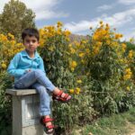 Mehrave Sharifinia Instagram - ' سوال: جمعه‌ی خود را چگونه گذراندید؟ جواب: به نام خدا هر شب‌، پرده‌ی پنجره‌ی اتاق هتل را باز می‌گذاریم تا صبح با نور خورشید از خواب بیدار شویم. در تهران هم گاهی این کار را انجام می‌دادیم اما تاثیر زیادی روی سحرخیزی ما نمی‌گذاشت. لابد در سفر همه چیز با حسِ مأمن متفاوت است. حدود ساعت ۸:۳۰ به طور خودجوش از خواب بیدار شدیم و احساس کردیم دیگر دلمان می‌خواهد برگردیم خانه. رفتیم لابی هتل، صبحانه میل نمودیم. دوستان کم‌کم به ما ملحق شدند و ما فهمیدیم امروز به طور استثنا خیلی سحرخیز بودیم! قرار امروز به کابل‌گردی بود، دوستان دیگری محبت کردند، دنبال ما آمدند و ما را به “باغ بابر” بردند. ما هم تا آن‌جا که حوصله داشتیم از کودکانی که به ما اجازه دادند عکس گرفتیم و لذت بردیم. دیگر نوشتن‌مان نمی‌آید چون دل‌مان بسیار تنگ شده است. ترجیح می‌دهیم گوشه‌ای آرام بنشینیم، به دیوار خیره شویم و کمی به همه چیز فکر کنیم. به قولِ دوستان‌مان در افغانستان “خلاص”. ' پی‌نوشت: ۱.بین عکس اول و دوم مردد بودم که کدوم بشه کاور اصلی، اولی رو انتخاب کردم چون حسشون یه جوری بود که انگار من و ملیکا بودیم👭❤️❤️ ' ۲.باید خوبی‌ آدم‌ها رو تو کوله‌بارت نگه داری تا لحظه‌های خوش زندگی یادت نره.😍 ' ۳.ظهر یه عکس به دستم رسید که دلم می‌خواست همون موقع بال دربیارم و از شوق تا تهران پرواز کنم.🧚🏻‍♀️ ' ۴.درسته که من نوشتنم نیومد ولی امیدوارم شما نوشتنتون بیاد و جمعه‌تون رو زیباتر از من شرح بدید.📝 ' ۵.به نظر من بلوغ فکری آدم‌ها، بعد از صدا و نحوه‌ی حرف زدن، می‌تونه عامل جذابیت‌شون باشه. ولی حالا همون بلوغ فکری در آدمی که صداش زیبا نیست فقط باعث تحسین می‌شه، دیگه عامل جذابیتش نیست.😬 ' ۶.تا امروز نفهمیده بودم چقدر دلم تنگ شده، امروز یهو فهمیدم!❤️ ' ۷.جمعه همیشه پر از اتفاق‌هاییه که نوشته نمی‌شن... ' 📷:mehrave ' #جمعه #روزمرگی #روزمرِگی '