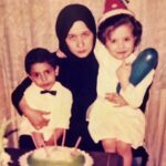 Mehrave Sharifinia Instagram - ' تنها کسی که توی این عکس خوشحاله، منم! احتمالا این عکس بعد از جنگ با تو سرِ تصاحبِ اون بادکنک آبی گرفته شده! طبق معمول من پیروز شده‌ بودم، چون بزرگ‌تر، لوس‌تر و گریه‌کن بودم! امسال که فیلم «گیجگاه» رو دیدم و اسم تو رو توی تیتراژ به عنوان تهیه‌کننده‌‌ خوندم، لبخند بزرگی روی صورتم نشست و بهت افتخار کردم؛ به تو و تلاش شبانه‌روزیت توی همه‌ی این سال‌ها برای به دست‌آوردن این جایگاه. بعد یاد همه‌ی روزهای کودکی و خاطرات پر از شیطنت و لجبازی و جدال‌‌مون افتادم. چقدر اذیتت کردم😂 امیدوارم منو ببخشی. الان که بزرگ شدیم واقعا مثل برادرِ نداشته‌ام دوستت دارم. برای رفاقت، قِدمَت یکی از مهم‌ترین ارزش‌هاست. تولدت مبارک رفیقِ عزیزِ روزهای کودکی و هنوز... ' ' ' @hanifsoroori '