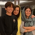 Mehrave Sharifinia Instagram - ' پنجمین دوره‌ جشنواره بین‌المللی فیلم زنان_هرات ' شهریور ماه ۱۳۹۸ ' عکس اول اولین سلفی😊 رخشان بنی‌اعتماد نازنین، رئیس هیأت داوران بخش فیلم‌های داستانی کوتاه و بلند جشنواره هستن. آزاده‌ موسویِ عزیزدل کارگردانِ فیلم «در جستجوی فریده»در بخش فیلم‌های مستند جشنواره حضور داره. خودم هم مهمان ویژه‌ی جشنواره‌ هستم بابت فیلم «قصه‌ها». ' عکس دوم از سمت چپ رویا سادات فوق‌العاده مهربان، مدیر برگزاری جشنواره و میزبان عالی ما، خودم، سیمای دوست داشتنی و بسیار خوش‌انرژی، که یک روز و شب فراموش نشدنی برای ما تدارک دید. عزیزجان همسر رویا سادات که حمایت کامل از همسر رو‌ در عمل به ما نشون داد. ' در بقیه‌ی عکس‌ها ما در کنار تیم برگزار کننده‌ی جشنواره، دوستان و برخی از اعضای محترم هیأت داوران هستیم که در این مدت از معاشرت با تک‌تک‌شون لذت بردیم و مهمان‌نوازی عالی و بی‌نقص‌شون سفر رو برامون جذاب‌تر کرد. • و اما سفر... مردم افغانستان بسیار مهربان، مهمان‌نواز و دغدغه‌مند هستند. در این مدت با زنانی آشنا شدیم که محکم، عمیق، مبارز و تحسین‌برانگیزند. تعداد زیادی از این زنان مدت زیادی خارج از افغانستان زندگی و تحصیل کردند ولی در نهایت باز به کشورشون برگشتند تا اون رو دوباره بسازند، بی‌سوادی رو از بین ببرند و برای احقاق حق‌ همه‌ی زنان افغان راسخ‌تر از قبل مبارزه کنند. یکی از نتایج این استحکام و پافشاری‌ همین جشنواره‌ست‌ که بانی و برگزار کننده‌اش یک بانوی افغانستانیه. تمام این مدت خودش، خانواده‌، دوستان و همراهانش ما رو پر از عشق کردند و باعث شدند نگاه ما نسبت به مردم این سرزمین هر روز بیشتر از روز قبل سرشار از ستایش بشه. به دلیل انفجارها و مسائل امنیتی در همه جای کابل نیروی مسلح وجود داره. برای ورود به سوپر مارکت، هتل، رستوران و هر جای دیگه بازرسی بدنی صورت می‌گیره. ما اجازه نداریم تنهایی جایی بریم، هر صبح چند نفر از مهربانانی که در عکس‌ها هستند ما رو از هتل تحویل می‌گیرند و به شهر، خونه‌شون یا محل نمایش فیلم‌ها می‌برند. هر بار منزل یکی از این عزیزان مهمان شدیم از خونه‌‌‌ی باسلیقه و پر از صفا، روی خوش و پذیرایی‌شون خیلی زیاد لذت بردیم. تا امروز هم که خدا رو شکر امنیت به طور کامل برقرار بوده😊 ‘ این‌جا بعیده که از انفجار اتفاقی برامون بیفته ولی از رانندگی وحشتناک و عجیب‌شون اصلا بعید نیست🤦🏻‍♀️🤦🏻‍♀️🤦🏻‍♀️ ' از صمیم قلب آرزو می‌کنم برای این مردمِ خوب امنیت دائمی به وجود بیاد و پایدار باقی بمونه. همه‌ی مردم جهان شایسته‌ی داشتن صلح، آرامش و رفاه هستند. • #افغانستان #کابل کابل افغانستان