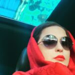 Mehrave Sharifinia Instagram - ' سوال: جمعه‌ی خود را چگونه گذراندید؟ جواب: به نام خدا صبح حدود ساعت ده چشم‌های‌مان را باز کردیم و دیدیم کسالتِ خوابِ مزخرفِ شبِ قبل ادامه دارد، دوباره چشم‌های‌مان را بستیم و یکی دو ساعت در تخت غلت زدیم، بعد گوشی را برداشتیم و به گپ زدن با دوستان‌مان مشغول شدیم. یکی گفت تنهایی دق آور است و ما همچنان که می‌گفتیم تنهایی دق‌آور نیست به کابوس‌های دیشب فکر ‌می‌کردیم. یکی گفت آدم‌ها قابل اعتماد نیستند و ما هم گفتیم بله آدم‌ها قابل اعتماد نیستند و باز به کابوس‌های دیشب فکر کردیم. گفتیم: باید برای هر انسان، سهمِ شیطان را در نظر بگیریم تا هرگز در مواجهه با اتفاقات غیرمترقبه منهدم نشویم. یکی گفت با در نظر گرفتنِ سهم شیطان دیگر نمی‌شود مجنون‌وار عاشق شد، همه‌ی کیف عاشق بودن به غرق شدن است، به اما و اگرها بی‌اندیشی دیگر سراپا شور نخواهی شد. ما گفتیم: بله همین‌طور است. پرسید: عاشق شدی؟ ما گفتیم: بله. گفت: سراپا شور؟ گفتیم: سراپا شور، عشق، جان... مجنون‌وار. گفت: چی شد؟ گفتیم: نشد، عشق در وصال نمی‌گنجد، بگنجد هم در وصالی مانا نمی‌گنجد، عشق باید هجر داشته باشد تا عشق بماند. گفت:پشیمانی؟ گفتیم: نه. گفت: از هجر متنفرم، یک بار عاشق شدم، عشقم در وصال گنجید و همه چیز عالی بود تا امروز که ناگهان از جایی، سایه‌ی شوم هجر ظاهر شده و من نمی‌توانم از پسش بربیایم، عشقِ با هجر را نمی‌خواهم. ما لبخند زدیم و گفتیم: همین‌که در جهان هنوز کسی وجود دارد که از نمایش دادنِ خودش به عنوانِ یک عاشق شکست خورده لذت نمی‌برد و دلش وصالِ مانای عشق را می‌خواهد عالیست. ' در دلِ‌مان از خدا خواستیم به او توان تحمل هجر را بدهد. ' از تخت دل کندیم، صورت‌مان را شستیم، مسواک زدیم و به فشارِ ضعیف آب فحش دادیم. چای دم کرده و اندک ماکارونیِ باقی‌مانده از چند روز قبل را نوش جان کردیم. لباس‌های کثیفِ هم‌رنگ را در ماشین لباسشویی انداخته، به سراغ ساز رفته و تمرینات امروز را شروع کردیم. مدت هاست دل‌مان می‌خواهد به سرعتِ اصلی قطعه‌ی محبوب‌مان برسیم، مدت‌هاست که تمرین‌ می‌کنیم و تمرین نمی‌کنیم. این بار اما شاید با دفعات قبل فرق داشته باشد. شاید روزی همین‌جا اجرایی بی‌نقص به نمایش بگذاریم... شاید... روزی... ' ' ' پی‌نوشت: ۱.وقتی ساعت ۵ بعدازظهر خسته و هلاک از محل کار به خانه برمی‌گردید حتما بر میل به خوابیدن غلبه کنید و از همان موقع تا ساعت ۸شب نخوابید!!!😱 در غیر این صورت شب سخت و مزخرفی را پیش رو خواهید داشت! ' ۲.از کله‌ام داره دود بلند می‌شه. ' #جمعه #روزمرِگی #روزمرگی #سلفی #selfie