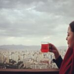 Mehrave Sharifinia Instagram - ' با رفیق همیشگی در انتظار هوای دلگیرِ دل‌انگیز پاییز 🍂☕️🍁 ' 📷: @ahmadreza_shojaei ' ' ' #خوشحال_از_اینکه_تو_بهترین_سه_ماه_سالیم 🔥🤦🏻‍♀️ا #بام_تهران