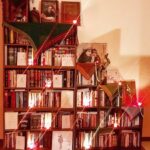 Mehrave Sharifinia Instagram - '🏡' خونه‌ی هر کسی نشون‌دهنده‌ی سلیقه و حداقل ۶۰ درصد از علاقمندی‌های اون آدمه. بعضی‌ها خونه‌شون آمیخته به سادگی و عشقه، پر از صفا و صمیمیته، از در که وارد می‌شی انرژی خوب توی خونه موج می‌زنه و به تو هم منتقل می‌شه، اون‌جا احساس راحتی می‌کنی و می‌تونی ساعت‌ها یه گوشه بشینی و با هیچ‌کس حرف نزنی و خسته نشی. البته این‌جور خونه‌ها یه ذره برای صاحبخونه خطرناکه😀. بعضی‌ها خونه‌شون پر از گل و گیاهه و وقتی وارد می‌شی بهت حس شادابی و طراوت می‌ده. یه گوشه‌ی خونه‌ یا پشت پنجره‌‌ها یا هر جایی که نور دارن برای خودشون یه جنگل کوچولو درست کردن و باهاش حال می‌کنن. بعضی‌ها دلشون می‌خواد میزان ثروت‌شون توی دکوراسیون خونه به چشم بیاد یا حتی با تجمل زیادی، خودشون رو از چیزی که هستن ثروتمندتر نشون بدن، اینجور خونه‌ها هم چیزهای جالب و بامزه برای کشف دارن ولی بدیش اینه که هر لحظه نگرانی مبادا چیزی رو بشکنی یا خراب کنی، در نتیجه اغلب اینجور جاها معذبی. بعضی‌ها هم توی خونه‌شون چیزهای جذابی دارن که در بدو ورود جلب توجه می‌کنه از کتابخونه‌ و لوستر و رنگ مبلمان و فرش و پرده بگیر تا کلکسیون ساز و تابلوی‌نقاشی و عکس و مجسمه و عتیقه‌جات و جایزه و صنایع‌دستی و فیلم و ماگ و سیگار و شمع و یادگاری‌های عجیب و غریب از همه جای دنیا. بعضی از خونه‌ها هم با بوی غذا توصیف می‌شن، اینقدر توشون آشپزی شده که کل خونه یه بوی خاصی گرفته، یه بویی متشکل از ادویه‌های مختلف و سبزی‌های گوناگون با چاشنی عطر دم کشیدن پلو. اگه شام و ناهار به اینجور خونه‌ها دعوت بشی خیلی می‌چسبه. با وجود همه‌ی این‌ها به نظر من در نهایت هر خونه‌ای خصلت آدم‌های ساکنش رو می‌گیره. گرم باشی گرم می‌شه، سرد باشی یخ می‌زنه. متراژش مهم نیست، اون روحی که ما توش می‌دمیم مهمه. ' پی‌نوشت: ۱.عکس با اجازه از صاحب‌ِ خانه منتشر شد. ‘ ۲.کانال از دیروز در حال به روز شدن با شِبْهِ وبلاگه، صرفا جهت اطلاع. ' ' ' 📷&📝:mehrave '