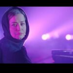 Mehrave Sharifinia Instagram - '🎶🎵' «بندبازی» بندبازی مسابقه‌ایه برای «گروه‌های موسیقی» و من از این بابت خوشحالم چون همیشه کار گروهی رو ارزنده‌تر از استعداد فردی می‌دونم و به نظرم حتی پشت هر فوقِ‌ستاره، یک گروهِ با درایت و کاربلد حضور دارن که باعث می‌شن اون آدمِ با استعداد، به بهترین شکل دیده بشه. نکته‌ی مهم‌ اینه که دلم می‌خواد شاهد حضور فعالِ خانم‌های نوازنده یا هم‌خوان در این مسابقه باشم. با وجود همه‌ی محدودیت‌ها من مطمئنم که موزیسین‌های خانم می‌تونن ما رو از دیدنِ استعداد و توانایی‌شون شگفت‌زده کنن. 👏🏻💪🏻👌🏻 *با مراجعه به سایت فیلم‌نت می‌تونید از شرایط دقیق شرکت در مسابقه اطلاع پیدا کنید. Band-bazi.filmnet.ir/ برای تمام گروه‌های شرکت‌کننده آرزوی موفقیت می‌کنم. همکاران عزیزم و من تلاش می‌کنیم قضاوتی عادلانه داشته باشیم. از نیما بانک عزیز و گروهش بابت ساخت ویدیوهای جذاب بندبازی سپاسگزارم. پی‌نوشت: از همه‌ی مهرتون و پیام‌هاتون بابت بندبازی و تولدم از صمیم قلب ممنونم. برام بسیار زیاد ارزشمند هستند. ❤️😍✌🏻 ' ' @nimabank @bandbazi_official ' '
