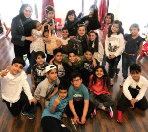 Mehrave Sharifinia Instagram - ‘ چهارمین پنجشنبه، من و شیدا در کنار بچه‌های دوست‌داشتنی، باهوش، بااستعداد و شیطون کلاس‌‌ بازیگری کودکانِ «خانه‌ی بامداد» ‘ روز معلم‌های عزیز مبارک❤️ ‘ @bamdadhouse ‘ 📷 @ahmadreza_shojaei ‘ #روز_معلم #مهراوه_شریفی_نیا #خانه_بامداد #mehraveee #mehravesharifinia #iranianactress #mood #smile