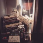 Mehrave Sharifinia Instagram - ‘ روزهای آخر ساله. سررسید رو برمی‌دارم که توش کارهام رو يادداشت كنم، جمله‌ای که روی جلدش نوشته شده ذهنمو درگیر می‌کنه؛ درگیر واژه‌هایی مثل تلقین، فرستادن انرژی مثبت، باور جملات سازنده و این قبیل حرف‌ها. قرار بود یه سالِ خیلی خوب باشه، براى همه. چرا اینجوری شد؟ ‘ ‘ ‘ #سال_۹۷