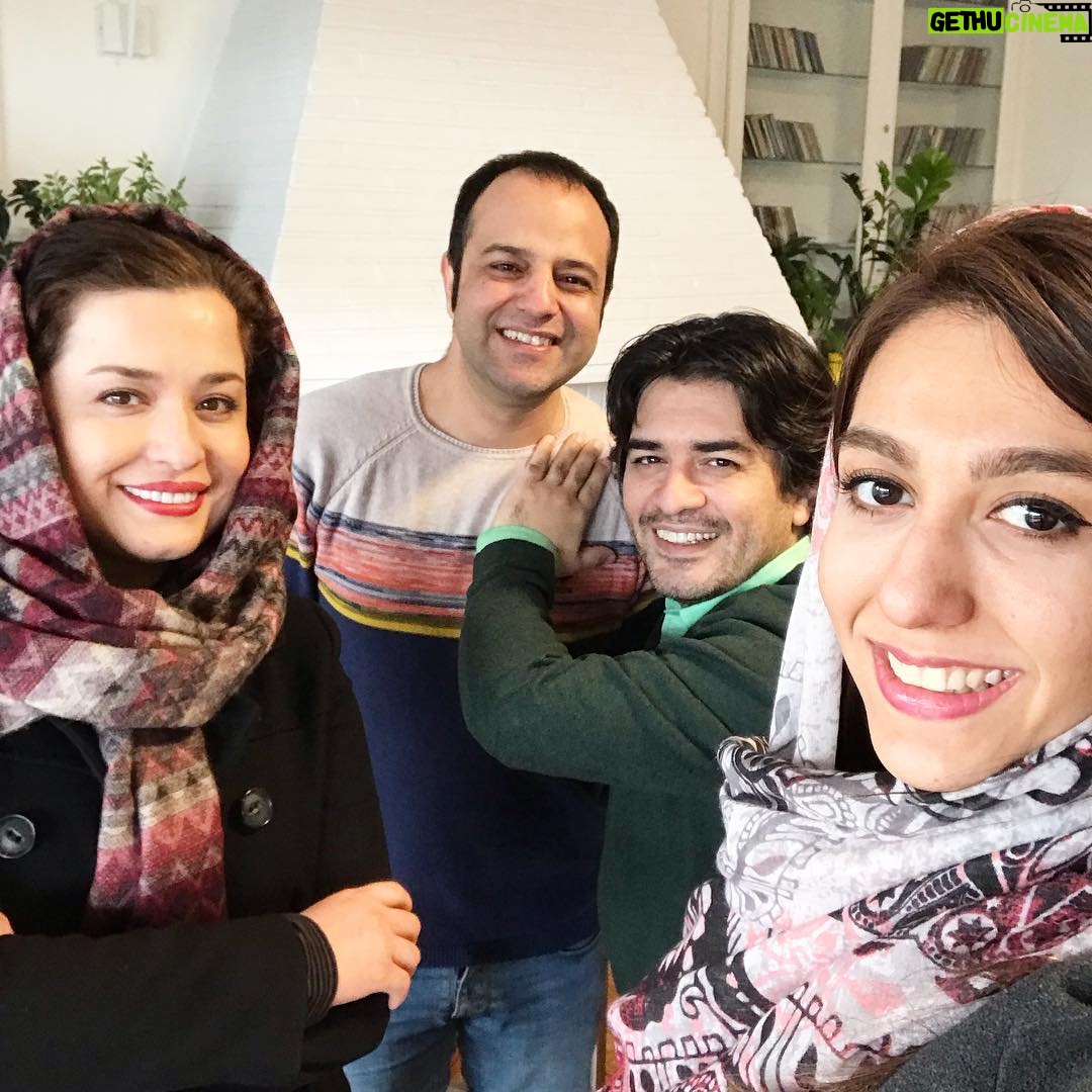 Mehrave Sharifinia Instagram - 🎵🎹🎶🎼🎵🎤’ سهشنبههای دوستداشتنی. سرشار از موسیقی و حال خوب. در کنار سامان احتشامی عزیز، پیمان گل و یلدای نازنین که از دیدنشون پر از انرژی میشم و با شنیدن صدای سازشون پر از انگیزه . ‘ @samanehteshami @yalda_samadii @peymanjavanmard ‘ #سلفی #سه_شنبه #موسیقی