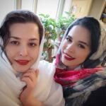 Mehrave Sharifinia Instagram - ...❤️❤️’ این خواهرِ من یک آبانی به معنای کامل کلمه‌ست، با دارا بودن تمام خصوصیات مثبت و منفی متولدین این ماه. (البته قطعا همه‌ی آبانی‌ها معتقدند که خصوصیت منفی درشون وجود نداره😬😬😬) خواهر من یک مهربونِ درجه‌ یکه، با احساساتِ صفر و صدی. یعنی می‌تونه در عرض چند ثانیه از نفرتِ مطلق، وارد عشقِ مطلق بشه! یک حرف‌گوش‌نکنِ حرفه‌ای و یک نصیحت‌‌کنِ عالیه که دومی اصلا بهش نمیاد ولی در کمال تعجب همیشه نصایح گهربارش تو زندگی به درد من خورده😳! ‘ الان حدود یکی دو ماهه هی برام ویدئوهای مختلف مخصوص سلامتی می‌فرسته، معجون‌های تقویت مو و ناخن و بهتر شدن پوست و از اینجور چیزها. پریروز یه ویدئو فرستاد که طرز تهیه‌ی یه شامپوی خونگی رو نشون می‌داد. باید می‌رفتم از عطاری روغن کرچک و روغن دارچین و صابون گلیسیرین و رزماری و کلی چیز میز دیگه می‌خریدم و بعد می‌جوشوندم و میکس می‌کردم و از صافی رد می‌کردم و... خیلی دنگ و فنگ داشت. منم براش نوشتم:«دستت درد نکنه خیلی عالیه همینو می‌خوام لطفا برام درست کن😬😬😬» ‘ امروز ناهار اومد پیشم و در کمال ناباوری و تعجب دیدم شامپوئه رو درست کرده آورده!!! روغن‌هاش رو هم برام خریده!!! به نظرم چنین کاری فقط از یه آبانی اصیل بر میاد! این تلاش و کوشش و محبت انصافاً باورنکردنیه! ‘ خواهر من یه آبانیِ اصیله که گاهی حتی حال نداره پاشه بره چای بریزه😬 گاهی هم پا می‌شه می‌ره تا تجریش از عطاری و میوه‌فروشی و داروخانه خرید می‌کنه و کلی وقت می‌ذاره تا برای تو سخت‌ترین شامپوی تقویتی دنیا رو درست کنه! به همین دلیله که عزیزترینه😍❤️😍 @melikasharifinia ‘ ‘ ‘ #selfie #actress #sister #mood #today