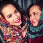 Mehrave Sharifinia Instagram - ❤️🎊🎉🎁🎈🎂🎈🎁🎉🎊❤️’ توی همه‌ی زندگیم، از کودکی تا امروز، آدمی که بیشتر از همه باهاش قهر کردم ملیکا بوده و البته در عوض تنها آدمی هم که بلد بوده چه جوری زود با من آشتی کنه و نذاره قهرهای احمقانه‌‌ی من طولانی بشه خودش بوده. اصلا به نظر من یکی از مزایای داشتن خواهر و برادر اینه که می‌تونین هی دعوا کنین و قهر کنین و تو سر و کله‌ی هم بزنین و بعد هم منّتِ همو بکشین؛ ولی این‌که تخصص خواهرت آشتی کردن باشه انصافاً یه نعمته. ملیکا اینقدر در آشتی کردن متبحر و خبره ست که هروقت با هرکسی قهر می‌کنم و قهر طولانی می‌شه با خودم می‌گم اگه ملیکا جاش بود هیچوقت اینجوری نمی‌شد. مثل همون نامه‌ای که بعد از یک دعوای توفانی برام از زیر در اتاق انداخت تو و توش نوشته بود که منو ببخش و بیا با من چای تازه‌دم بخور، هیچی ارزش نداره که لحظه‌های من بی‌تو و چای سپری بشه!!! یا مثل اون شبی که یهو بی خبر یه عالمه بادکنک رنگی برام فرستاد خونه‌ی دوستم! یا مثل اون دفعه که باهاش سرسنگین بودم و با یه قابلمه قورمه‌سبزی اومد پیشم! یا مثل اون بار که سفر بودیم و ازش دلخور شدم و بعد از یه ربع در رو باز کردم و دیدم یک دست با چندین شاخه گلِ چیده شده از باغچه‌ی هتل پشت دره! خودش پشت دیوار قایم شده بود و داشت از زبون گل‌ها حرف می‌زد که ما اومدیم جهتِ وساطت، خواهرت رو ببخش، الان نگهبان‌ها میان و به خاطر چیدنِ ما دستگیرش می‌کنن، تو رو خدا راهش بده تو!!! ‘ اخلاقش یه مدلیه که انگار اصلا طاقت نداره دلگیر باقی بمونی، اول اشتباهشو می‌پذیره، بعد همه‌ی ذهنش درگیر این می‌شه که چطوری از دلت دربیاره، بعد از همه‌ی خلاقیتش استفاده می‌کنه و یه کاری می‌کنه که چاره‌ای جز بخشیدنش نداشته باشی! 😍❤️😍 امشب تولدشه، گفتم اینا رو این‌جا بنویسم که بدونه چقدر بابت داشتن این خصلت بهش افتخار می‌کنم و می‌فهمم که همه‌ی قشنگیِ رابطه‌ی ما مدیون اخلاق خوب و مهربونیای خودشه، که بدونه چقدر حضورش مثبته و چقدر رفتار پر از محبتش باعث می‌شه دنیا جای قشنگ‌تری برای زندگی بشه. ' @melikasharifinia ' ' “عزیزترین تولدت مبارک ممنون که جهان ما رو زیباتر می‌کنی" “ ❤️🎂❤️ “ #selfie #سلفى