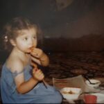 Mehrave Sharifinia Instagram - ' تاریخ: پنجشنبه. بهار چند سال قبل _________________________ نامه‌ی نهم سلام دکتر جان! با خودم قرار گذاشتم فردا صبح ناشتا، روی وزنه بروم. دلم می‌خواهد حداقل شش کیلوگرم وزن کم کرده باشم. یعنی توقع زیادی است؟ آخر دکتر جان دختری که هر روز فست‌فود سفارش می‌داد و چای و شکلاتش ترک نمی‌شد، آیا نباید در این دورانِ سالم‌خواریِ اجباری حداقل شش کیلو لاغر شده باشد؟ نخیر! من به هفته‌ای نیم‌کیلو راضی نیستم. اگر به من بود که ترجیح می‌دادم همان روز اول از شر همه‌ی ده کیلو خلاص شوم. اما، خودمانیم خوب طاقت آوردم. دکتر جان با وجود تمام حرف‌هایی که درباره‌ی مضرات ماست و سردیِ آن می‌زنید، من ناهار روزهای فرد را بیشتر از روزهای زوج دوست دارم، چون عاشق ماست هستم. از سنی که حافظه‌ام شروع به ثبت خاطرات کرده غذای محبوبم کته با ماست بوده است؛ طوری که کل کاسه‌ی ماست را روی پلو خالی می‌کردم و این‌قدر هم می‌زدم تا همه‌‌اش به هم بچسبد و شبیه کیک شود. بعد با سر در بشقاب فرو می‌رفتم تا حین خوردن، بتوانم بدون استفاده از دست روی صورتم سبیل و ریش سفیدی شبیه مال پدربزرگ خلق کنم. یا برای خوردن ماکارونی آن‌قدر با ماست کثیف‌کاری می‌کردم که مادرم مجبور می‌شد برایم روزنامه پهن کند و مرا با کاسه‌ی ماست و بشقاب غذا تنها بگذارد؛ نیم‌ساعت بعد که به سراغم می‌آمد من دختری بودم با لُپ و دهانی نارنجی، نشسته وسط سفر‌ه‌ای که حسابی کثیفش کرده و در ظرفش مقداری رشته‌ی شُل و حال‌به‌هم‌زن باقی گذاشته است. او هم می‌خندید و از من و گندکاری‌ام به یادگار عکسی می‌گرفت. دکتر جان راستش فکر می‌کردم برای چندمین وعده‌ی آزاد ناهار، حتما پیتزا و سیب‌زمینی سرخ‌‌کرده سفارش می‌دهم، اما، انگار حرف‌های شما درباره‌ی آشغال و پُر زیان بودنِ فست‌فود روی من تاثیر زیادی گذاشته؛ دیشب ناخودآگاه بلند شدم، به آشپزخانه رفتم، لوبیا خیس کردم و از امروز صبح باز به طبخ قورمه‌سبزی مشغول شدم که تا فردا ناهار روی اجاق قل بزند و بویش خانه را بردارد و حسابی جا بیفتد. دکتر جان تمامِ وعده‌های آزادِ ناهار را قورمه‌سبزی خوردم! هر هفته! چند وقت قبل رفته بودم باغ کتاب و از کتاب‌فروشی‌اش کتاب «قورمه‌سبزی» ابراهیم رها را خریدم. نویسنده، طنز‌نویسِ سیاسی است و با نام مستعار می‌نویسد. انتخاب نام قورمه‌سبزی هم برای کتابش کاملا هوشمندانه و کنایه‌آمیز است. من هم فکر کردم وقتی یک نویسنده‌ی طنز سیاسی این‌قدر خوش‌سلیقه‌ است که نام کتابش را قورمه‌سبزی می‌گذارد، حتما باید آن‌ را خرید و خواند. آیا ممکن است روزی عشق به قورمه‌‌سبزی در من بمیرد؟ هرگز. با احترام ' ' '