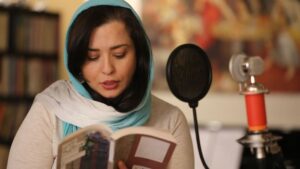 Mehrave Sharifinia Instagram - 🍂🍁📚🍂🍁’ نمی‌دونم خوندن یک کتابِ خوب، برای چند نفر از شما جذابه؛ قصد هم ندارم اصرار کنم که همه حتما کتاب ‌بخونن، در واقع اصلا به کسی مربوط نمی‌شه، هر‌ آدمی حق داره هر جور دلش می‌خواد از زندگیش لذت ببره. من آدم‌های زیادی رو می‌شناسم که کتاب نمی‌خونن ولی از من و خیلی‌ها باشعورتر هستن و اغلب رفتارشون بر اساس تجربه و روزهایی که سپری کردن بسیار پخته و درسته. ‘ این پست صرفا علاقمندی شخصیِ منه: پیشنهاد مطالعه‌ی دسته‌جمعی کتاب «خانه‌ی لهستانی‌ها» از «نشر چشمه»، به همراه خوانش‌ بخش‌هایی از کتاب در کانال. ‘ «خانه‌ی لهستانی‌ها» روایت یک پسربچه به نام سهرابه که با خانواده‌های دیگه در اتاق‌های یک خانه‌ی مشترک زندگی می‌کنه. نوشته‌ی «مرجان شیرمحمدی» اینقدر دلنشین و خالصه که ترغیبم کرد پیشنهاد این مطالعه‌ی دسته‌جمعی رو بدم. نگاهِ کودکانه ولی به شدت عمیق و انسانیِ سهراب با وجود فقری که در زندگیش وجود داره، من رو بسیار تحت‌تاثیر قرار داد، فکر می‌کنم این دقیقا همون چیزیه که این‌روزها بهش نیاز داریم. ‘ اگر در جمع شما کسانی هستن که به ادبیات داستانی علاقه دارن می‌تونن کتاب رو بخرن و با ما همراه بشن. ‘ از ۲۶ مهرماه، هر پنجشنبه و جمعه دو بخش از کتاب به صورت فایل صوتی در کانال ارائه می‌‌شه و در طول هفته تعداد صفحات مشخصی برای مطالعه‌ی ادامه‌ی کتاب اعلام می‌شه تا نوبت به خوانش بخش‌ بعد برسه. فکر می‌کنم با این روش می‌شه از زمانِ مُرده‌ای که در ترافیک، مطب دکتر یا هر نوع انتظاری، سپری می‌شه استفاده‌ی بهتری کرد و در عین حال حقوق ناشر و نویسنده رو هم حفظ کرد. •••••••••••••••••••••••••••• کتاب ۲۰۸ صفحه‌ست، به قیمت ۱۹۰۰۰ تومان. •••••••••••••••••••••••••••• تصویر: @ahmadreza_shojaei ‘ •••••••••••••••••••••••••••• بعد از پست: این ویديو صرفا تبلیغی برای این مطالعه‌ی دسته‌جمعیه. برنامه از پنجشنبه ۲۶ مهرماه شروع می‌شه. فصل اول و دوم کتاب خوانش شده و در روزهای پنجشنبه و جمعه به صورت فایل صوتی در کانال ارائه می‌شه، می‌تونید گوش بدید و هروقت فرصت کردید کتاب رو تهیه کنید و برای ادامه‌ی داستان به ما ملحق بشید. ‘ ‘ ‘