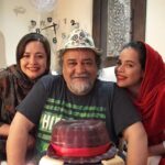 Mehrave Sharifinia Instagram - 🍂🍁’ یادش به‌خیر دبیرستانی که بودم هروقت هفته‌ی آخرِ ماه، پول ماهانه‌ام ته می‌کشید و بی‌پول می‌شدم، می‌دونستم که باید کار کنم وگرنه از پولِ بی‌زحمت خبری نبود. روش تربیتی بابا جوری بود که پول ماهانه‌ی ما رو دقیقا به اندازه‌ی نیازمون می‌داد که ولخرجی نکنیم. هزینه‌ی تاکسی و دفتر و خودکار و خوراکی مدرسه محاسبه می‌شد و اول ماه پرداخت می‌شد تا خودمون یاد بگیریم پول‌مون رو مدیریت کنیم. ولی در عوض برامون اشتغال‌زایی می‌کرد. حدوداً شونزده سالم بود که یه روز با لحن شوخ و شیطونش ازم پرسید:«اوضاع پول ماهانه‌ت در چه حاله فرشته؟» (به من می‌گه فرشته😬) منم خندیدم و گفتم:«والا یه مقدار به ملیکا بدهکار شدم.» _(با این‌که ملیکا نسبت به من ولخرج‌‌تره ولی نمی‌دونم چرا همیشه من بهش مقروضم!!!)_ گفت:«دل به کار بدی می‌تونی بدهیت رو صاف کنی. حاضری؟» با کمال میل قبول کردم. بابا با یکی دو تا از دوستانش انتشارات داشتن و کتاب چاپ می‌کردن، فکر می‌کنم علاقه‌‌م به ادبیات باعث شد که بخواد من رو محک بزنه؛ بهم یه کتاب داد تا براش نمونه‌خوانی کنم. نمونه‌خوانی، تطبیق دادنِ نسخه‌ی اصلی، با متنِ تایپ شده است. دقتِ زیادی می‌خواد. باید بر اساسِ متنِ دست‌نویس، همه‌ی غلط‌های تایپی، دیکته‌ای، نشانه‌گذاری و رسم‌الخطی رو با خودکار قرمز مشخص کنی که متنِ تایپ شده، قبل از چاپ بره برای غلط‌گیری و بعد از اصلاحِ غلط‌ها چاپ بشه. اوایل می‌دیدم که شب خودش دوباره کتاب رو چک می‌کنه، همش استرس داشتم که نکنه چیزی رو از قلم انداخته باشم و شغل جذابم رو از دست بدم، به همین دلیل هر روز بیشتر از روز قبل حواسم رو جمع می‌کردم و هر صفحه رو چندین بار بررسی می‌کردم. احتمالا از کارم راضی بوده که یه روز کتاب «عشق‌آباد» رو برای نمونه‌خوانی بهم داد. دیروز بعد از مدت‌ها یهو توی کتابخونه‌ش «عشق‌آباد» رو پیدا کردم، سریع برش داشتم و بازش کردم، انگار باور نداشتم که نمونه‌خوان این کتاب خودم بودم. وقتی اسم خودمو به عنوان نمونه‌خوان دیدم عجیب غریب ذوق کردم. به نظر من «زندگی» این چیزهاست، این حس‌هاست، حس رضایت، کار کردن، یاد گرفتن، تلاش کردن، علاقه داشتن به چیزهایی که شاید از یاد خیلی‌ها رفته باشه. نمونه‌خوانی کتاب «عشق آباد» ارزشش برام خیلی بیشتر از بدهی مهراوه‌ی شونزده ساله است؛ بیشتر از خیلی چیزهای دیگه‌ست. گفتم به این بهانه از پدر جان بابت این یادگاری فوق‌العاده تشکر کنم.❤️ ‘ ورق بزنید ‘