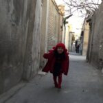 Mehrave Sharifinia Instagram - 🍁🍂’ آندیا، دختر دوست‌داشتنی و ملوسی که در سریال کیمیا چند ماهی باعث دل‌ضعفه‌ی من بود❤️👧🏻❤️ قرمزم پوشیده بود و دلبری می‌کرد🤗❤️😍😘 ‘ دلم براش تنگ شد❤️ ‘ روز کودک مبارک کاش همه‌شون بخندن و شاد باشن همه‌شون، بدون استثنا🙁 ‘ ‘ ‘